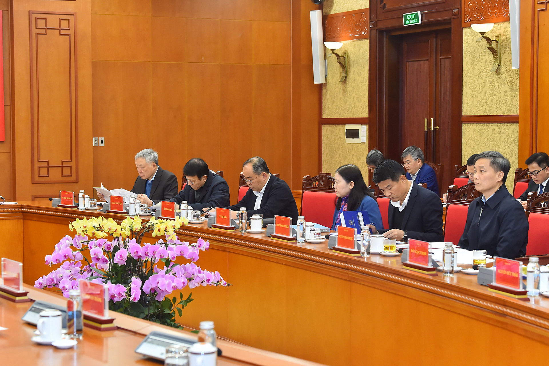 Phó Thủ tướng Thường trực Chính phủ Nguyễn Hòa Bình cùng các đại biểu tham dự phiên họp.