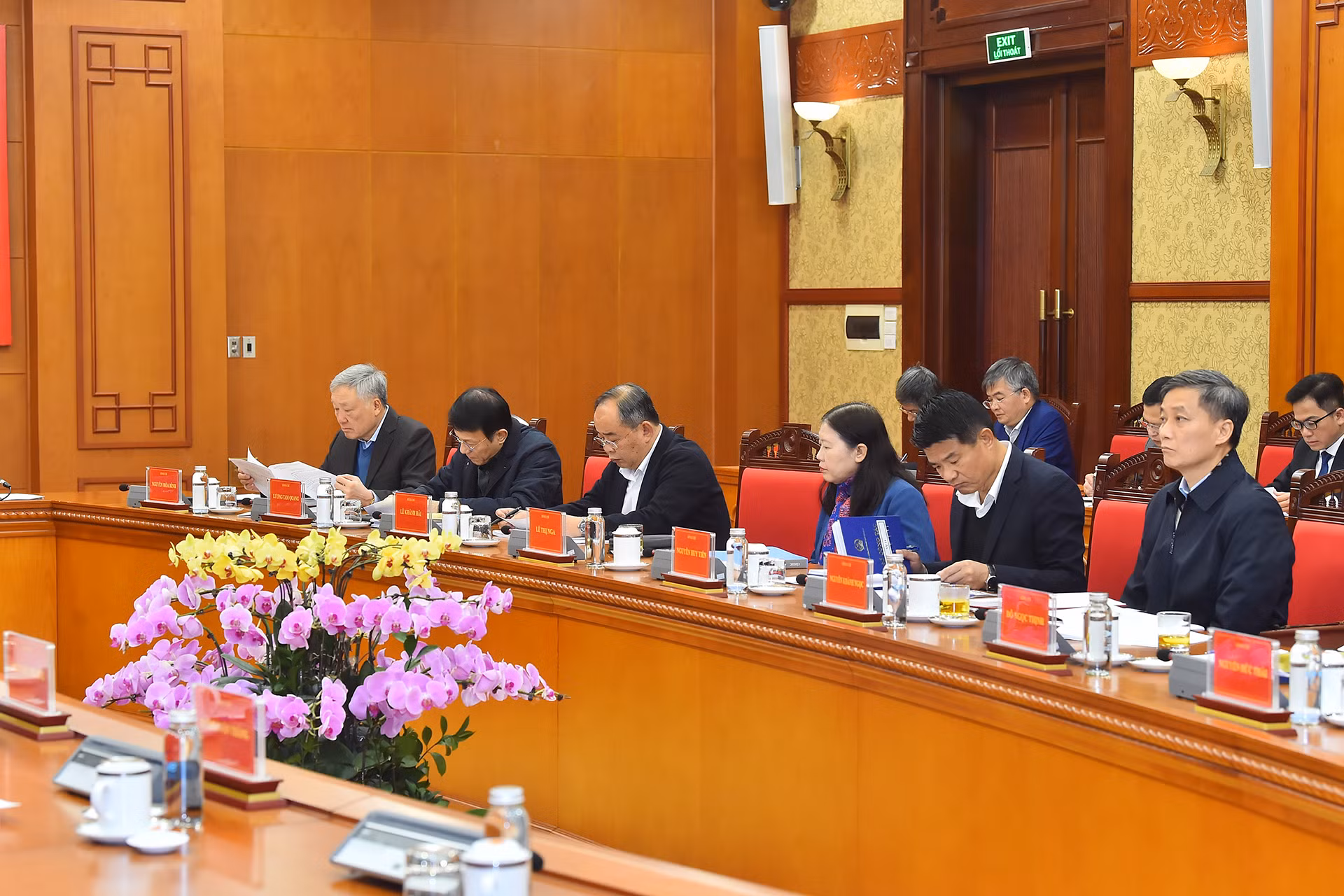 Phó Thủ tướng Thường trực Chính phủ Nguyễn Hòa Bình cùng các đại biểu tham dự phiên họp.