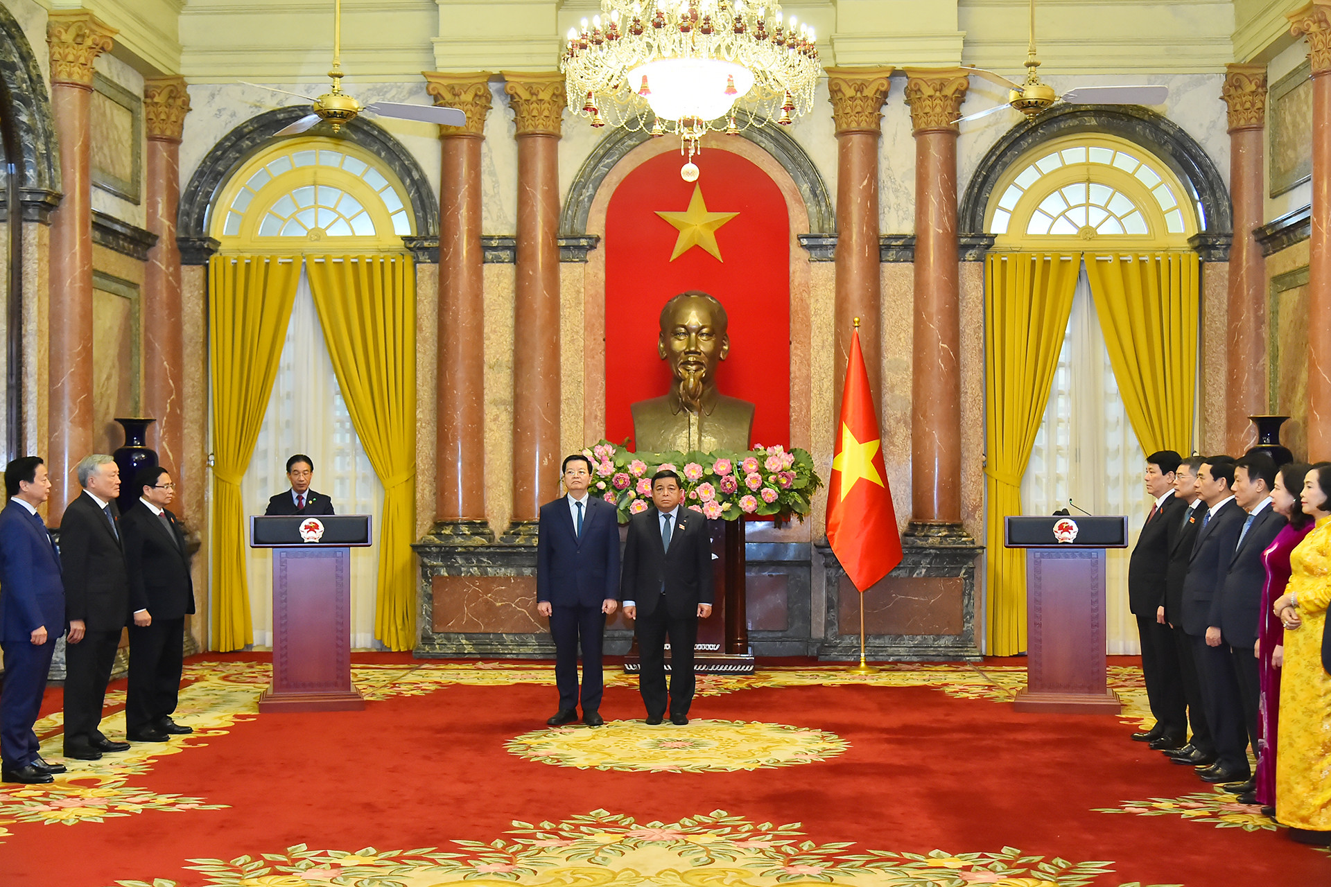 Tại buổi lễ, thừa ủy quyền của Chủ tịch nước, Phó Chủ nhiệm Văn phòng Chủ tịch nước Phạm Thanh Hà công bố quyết định của Chủ tịch nước bổ nhiệm chức vụ Phó Thủ tướng Chính phủ đối với các đồng chí Ủy viên Trung ương Đảng: Nguyễn Chí Dũng và Mai Văn Chính.