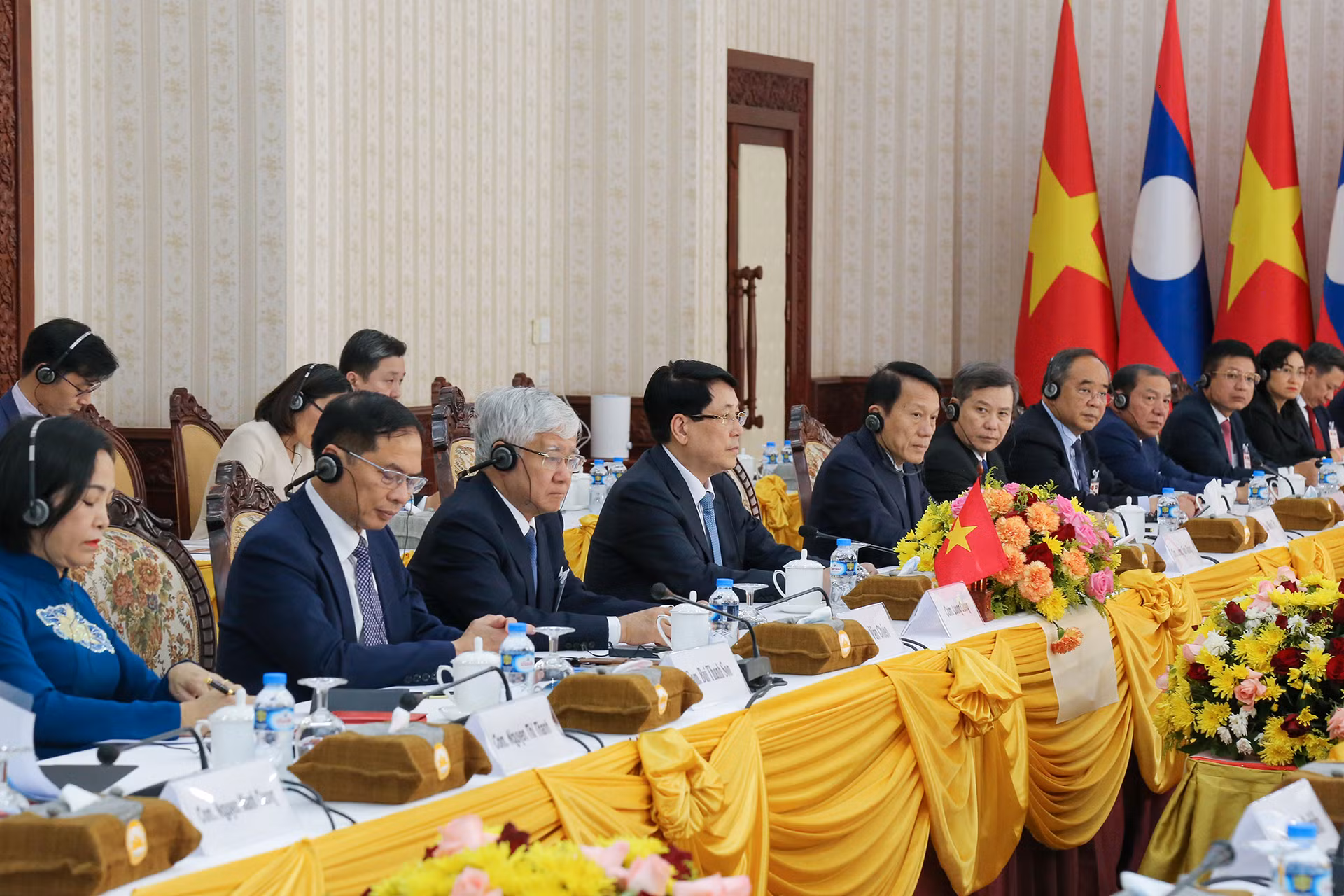 Chủ tịch nước Lương Cường và các đại biểu đoàn Việt Nam tại hội kiến.