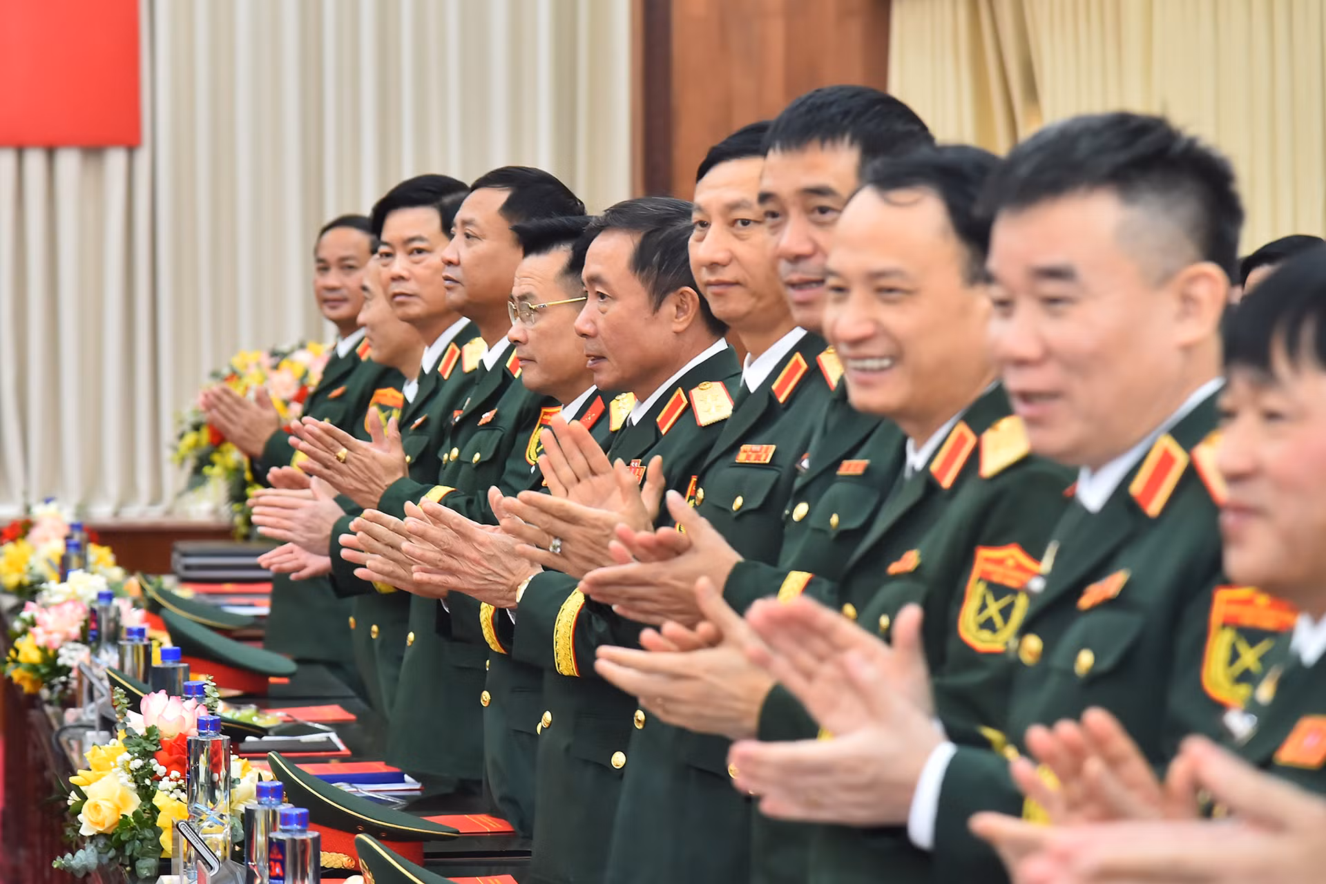 Các đồng chí lãnh đạo Quân đoàn 12 tại buổi làm việc.