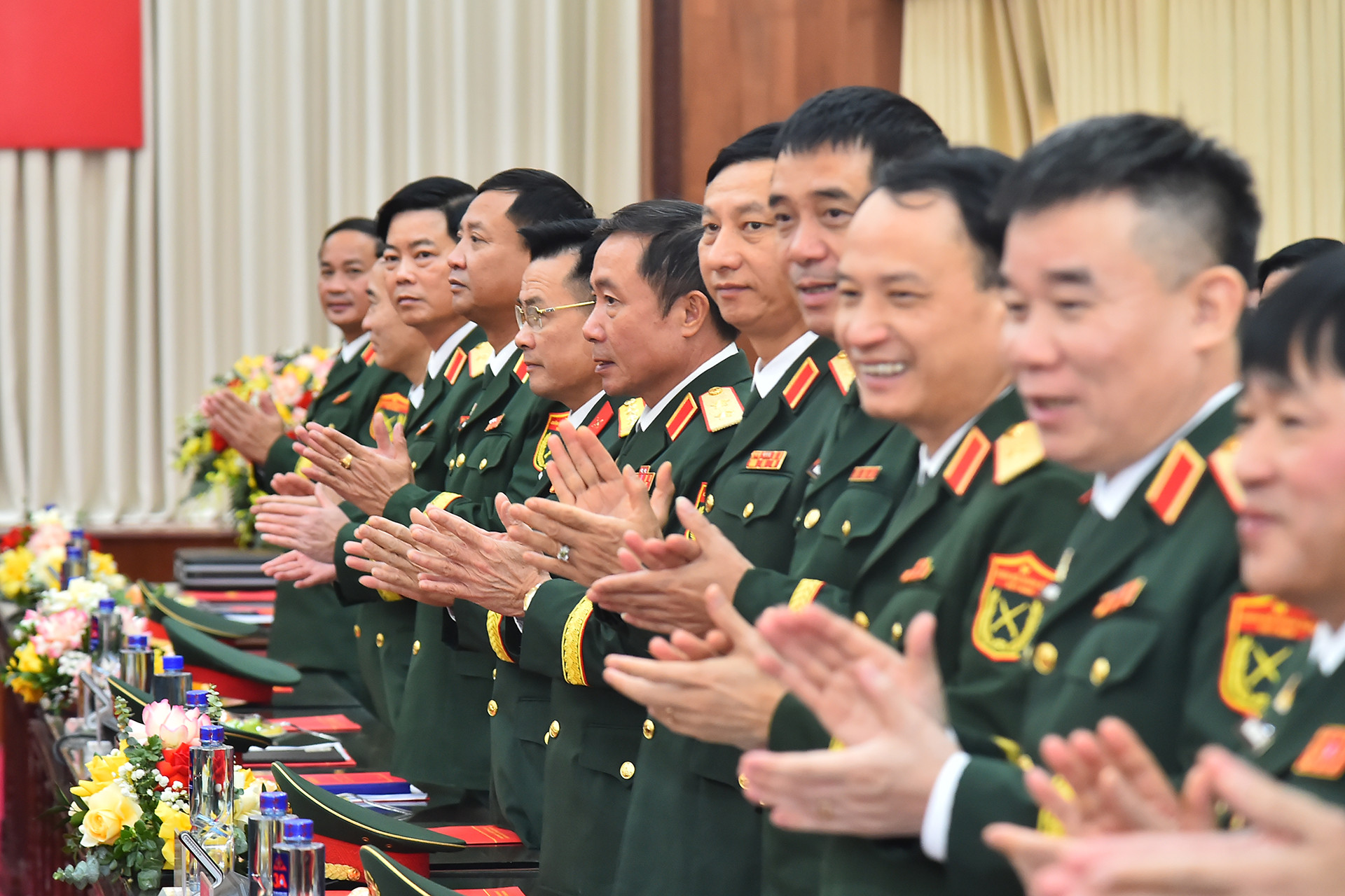 Các đồng chí lãnh đạo Quân đoàn 12 tại buổi làm việc.