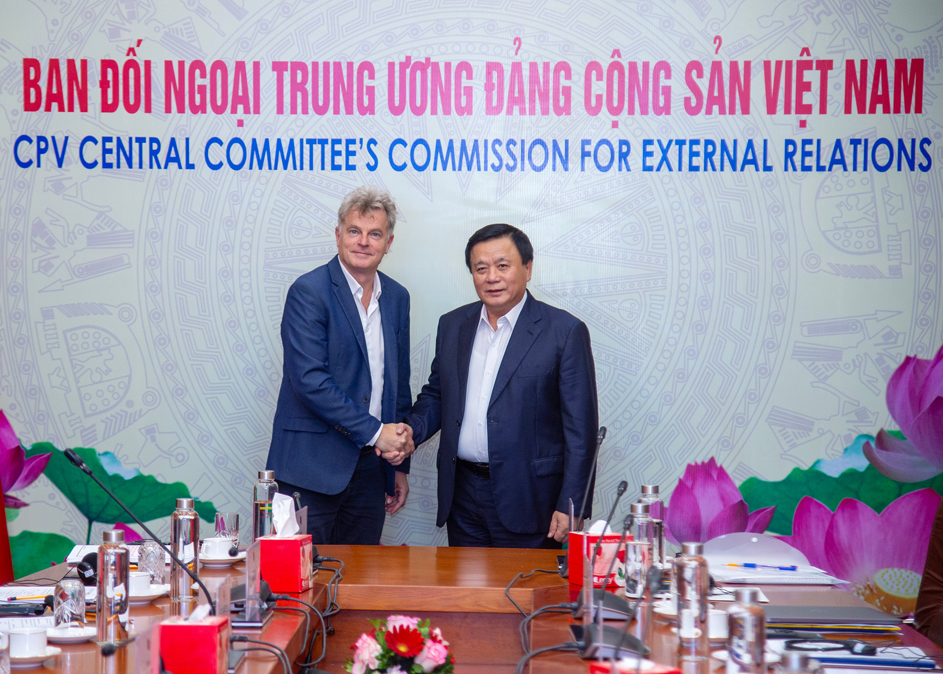 Chủ tịch Hội đồng Lý luận Trung ương Nguyễn Xuân Thắng và Bí thư toàn quốc Đảng Cộng sản Pháp Fabien Roussel tại hội thảo.