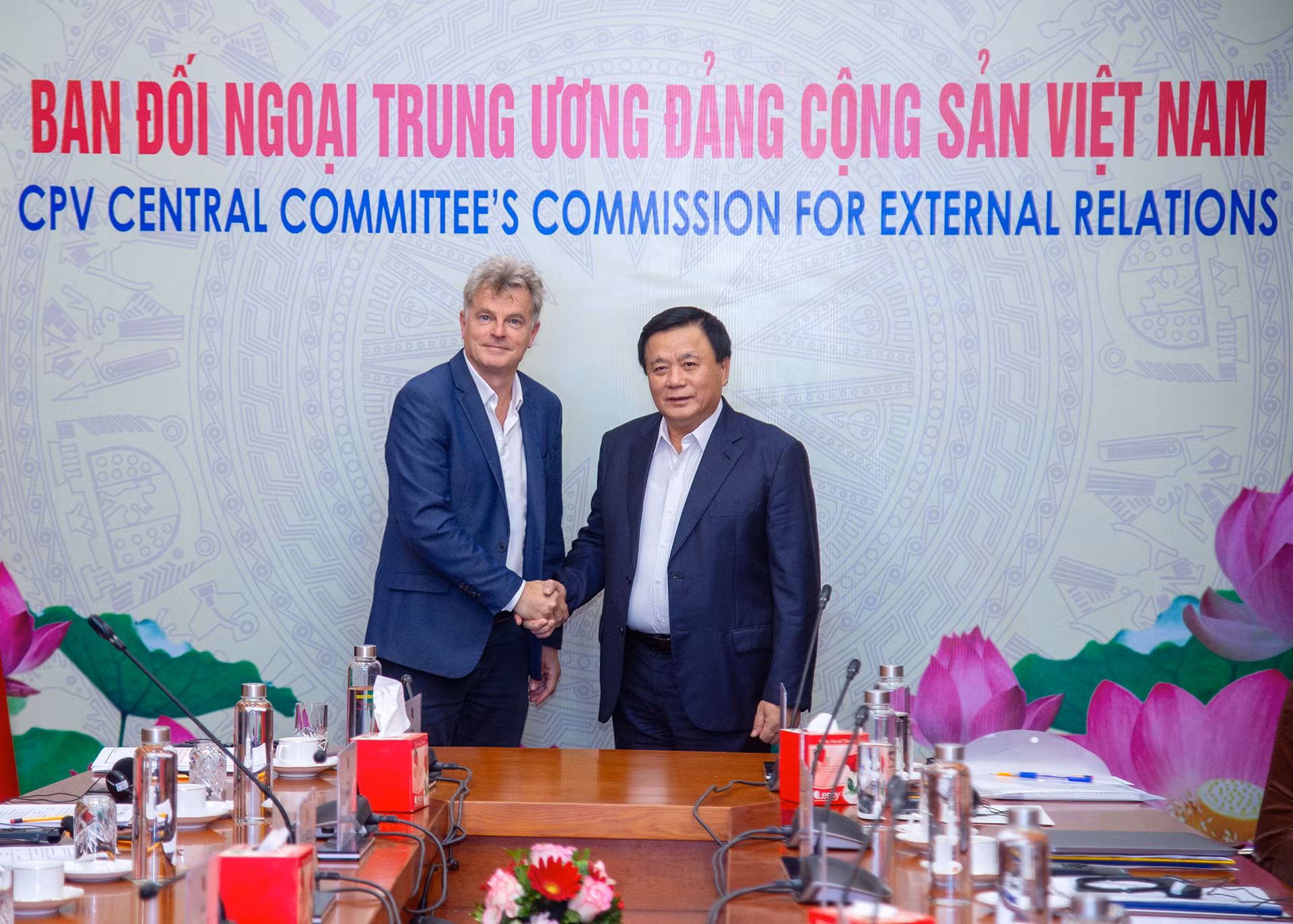 Chủ tịch Hội đồng Lý luận Trung ương Nguyễn Xuân Thắng và Bí thư toàn quốc Đảng Cộng sản Pháp Fabien Roussel tại hội thảo.