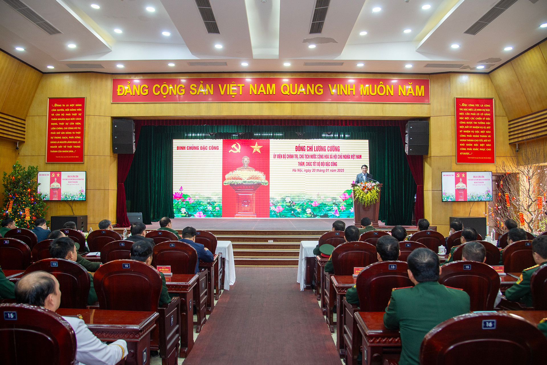 Quang cảnh buổi làm việc của Chủ tịch nước Lương Cường tại Binh chủng Đặc công.