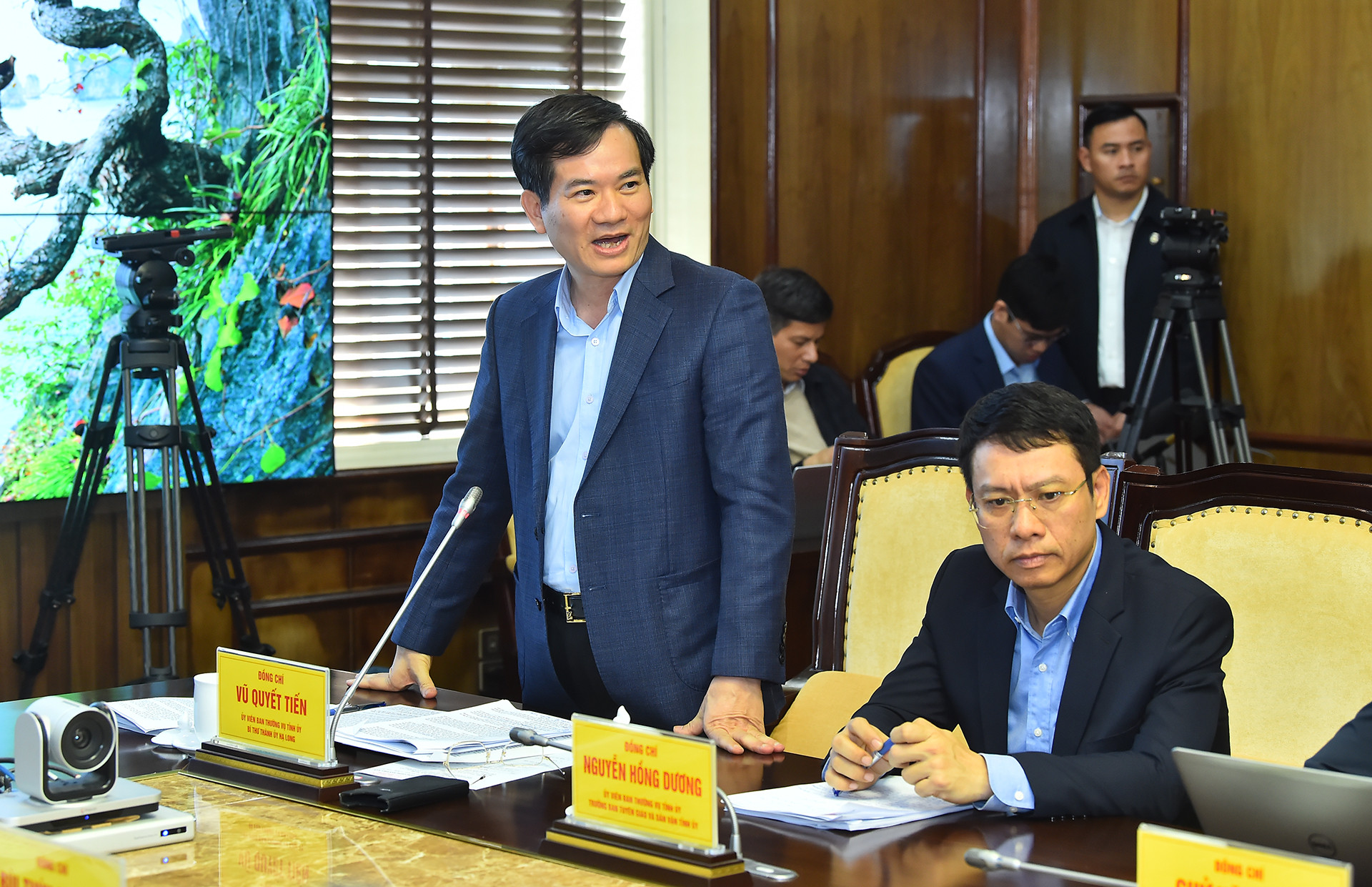 Bí thư Thành ủy Hạ Long Vũ Quyết Tiến trình bày báo cáo tại hội nghị.