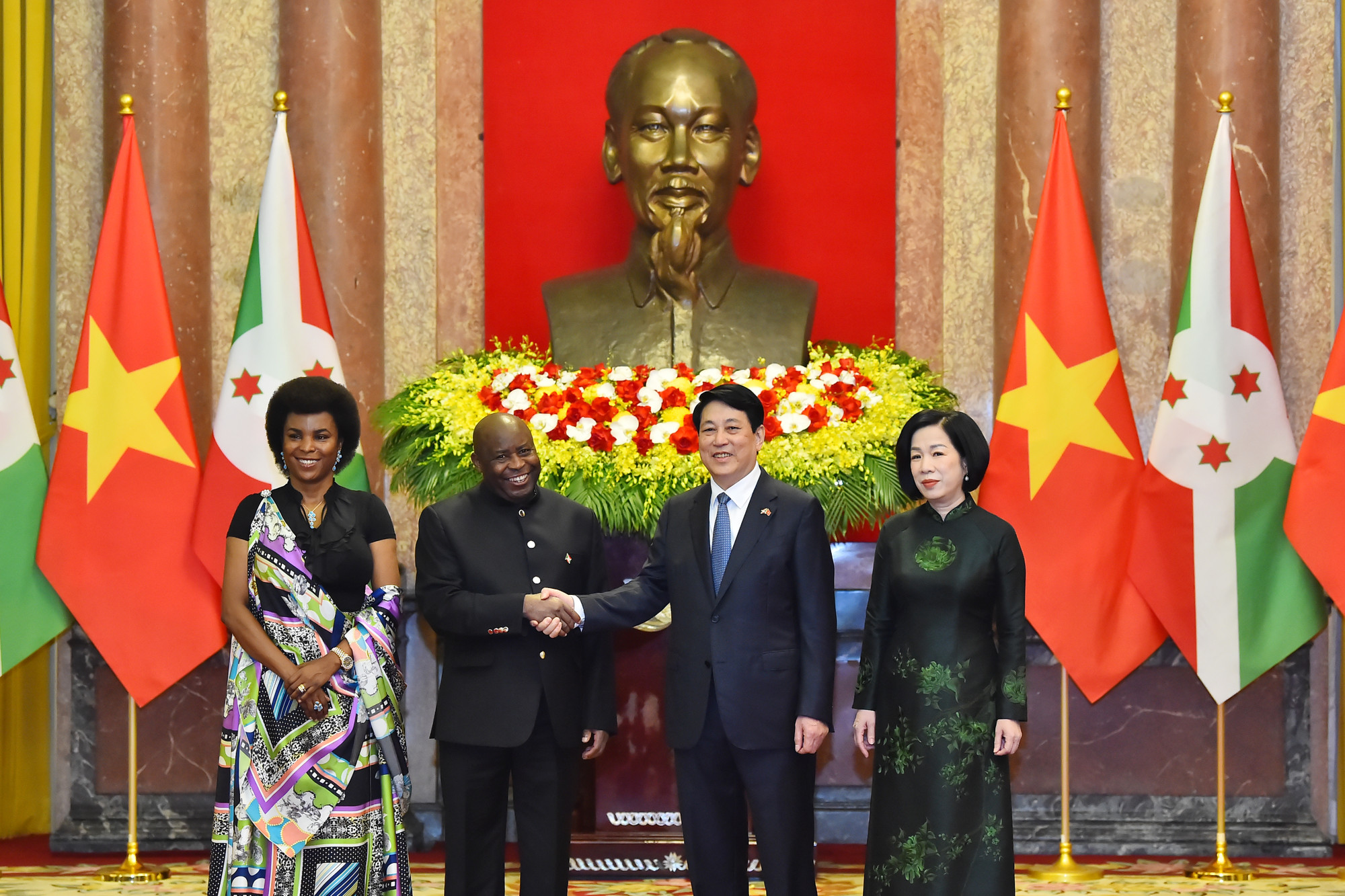 Chủ tịch nước Lương Cường và Phu nhân cùng Tổng thống Burundi Évariste Ndayishimiye và Phu nhân chụp ảnh chung sau lễ đón.