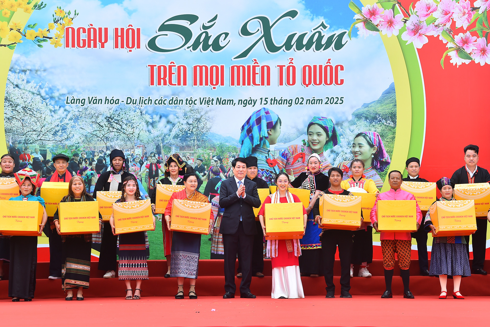 Chủ tịch nước Lương Cường trao quà, tặng đại diện các dân tộc anh em tại Ngày hội.