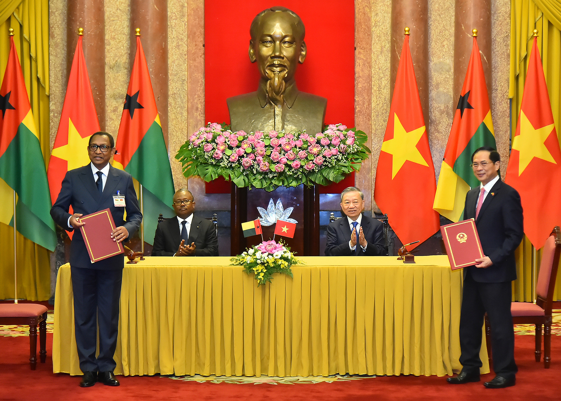 Tổng Bí thư, Chủ tịch nước Tô Lâm và Tổng thống Cộng hòa Guinea-Bissau Umaro Sissoco Embaló chứng kiến lễ ký Bản ghi nhớ về cơ chế tham vấn chính trị và ngoại giao giữa Bộ Ngoại giao nước Cộng hòa xã hội chủ nghĩa Việt Nam và Bộ ngoại giao, Hợp tác quốc tế và cộng đồng Cộng hòa Guinea-Bissau. 
