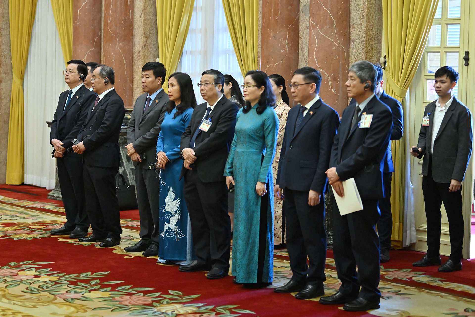 Các đại biểu Việt Nam tại buổi gặp gỡ các cơ quan thông tấn, báo chí.