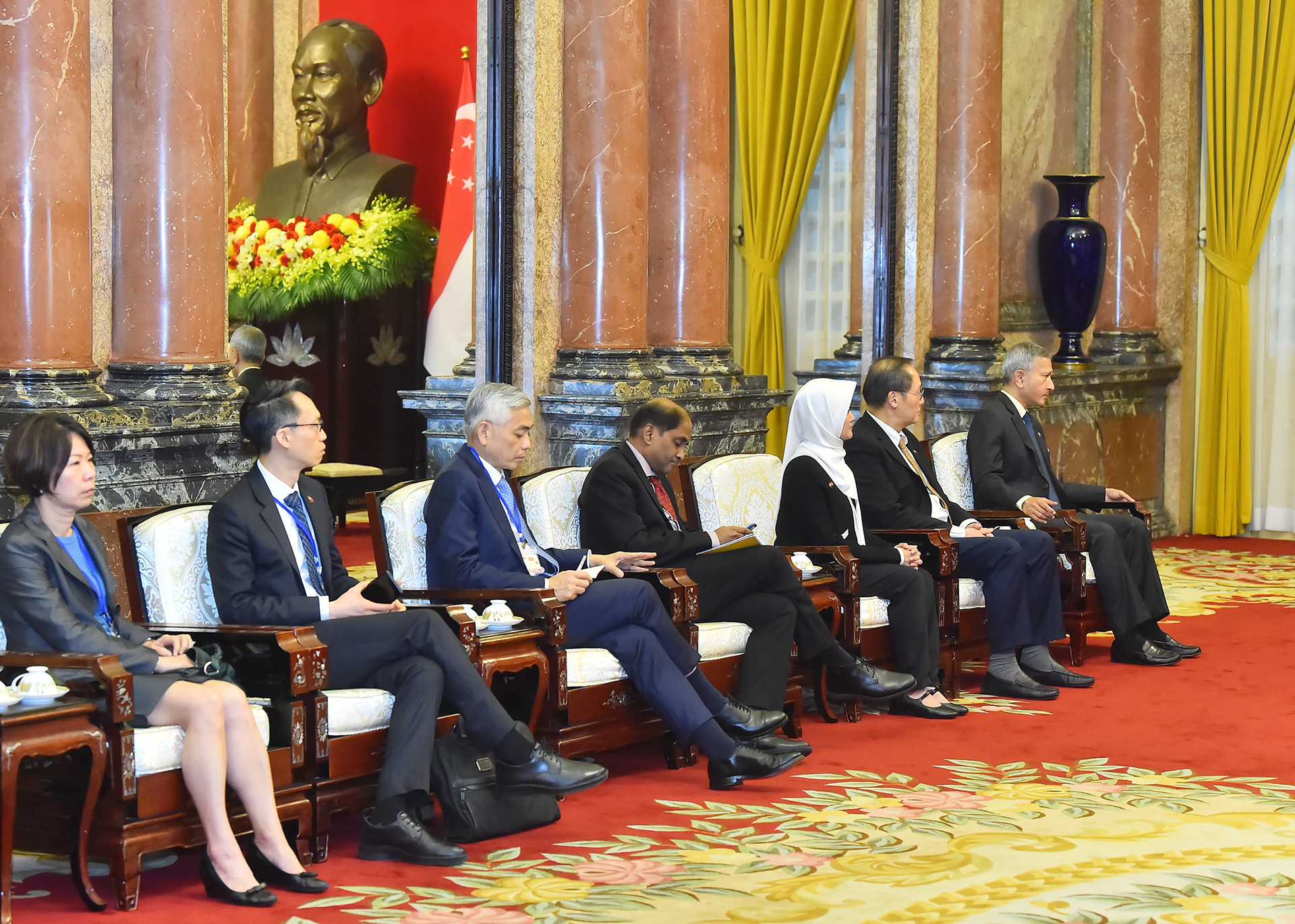 Các đại biểu tháp tùng Thủ tướng Singapore Lawrence Wong tại buổi tiếp.