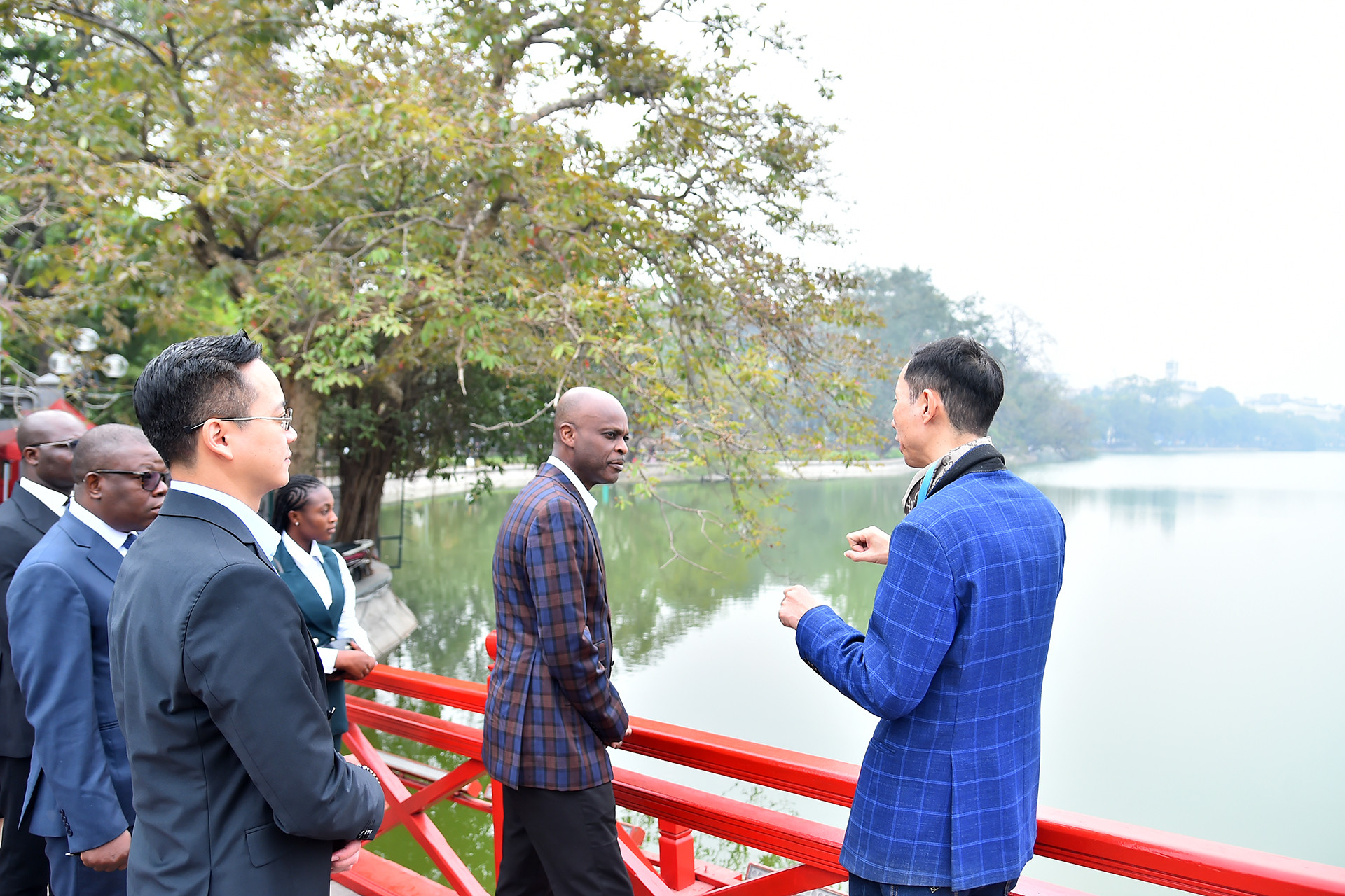 Bộ trưởng Ngoại giao Togo Robert Dussey nghe giới thiệu về lịch sử hồ Hoàn Kiếm.