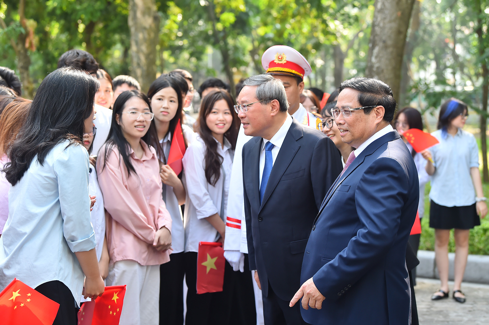 Thủ tướng Phạm Minh Chính và Thủ tướng Trung Quốc Lý Cường giao lưu với sinh viên Việt Nam tại lễ đón.