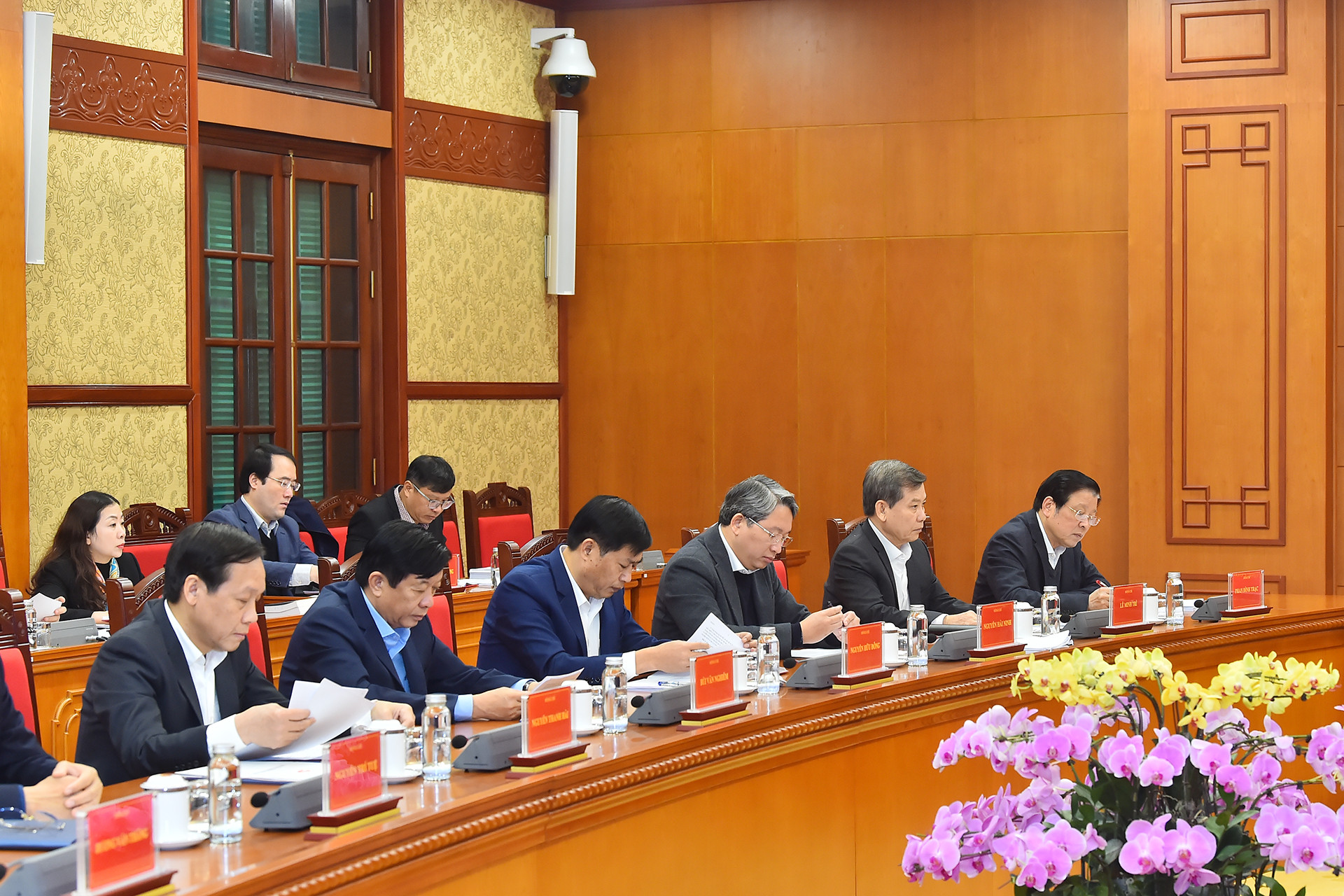 Trưởng ban Nội chính Trung ương Phan Đình Trạc cùng các đại biểu tại phiên họp.