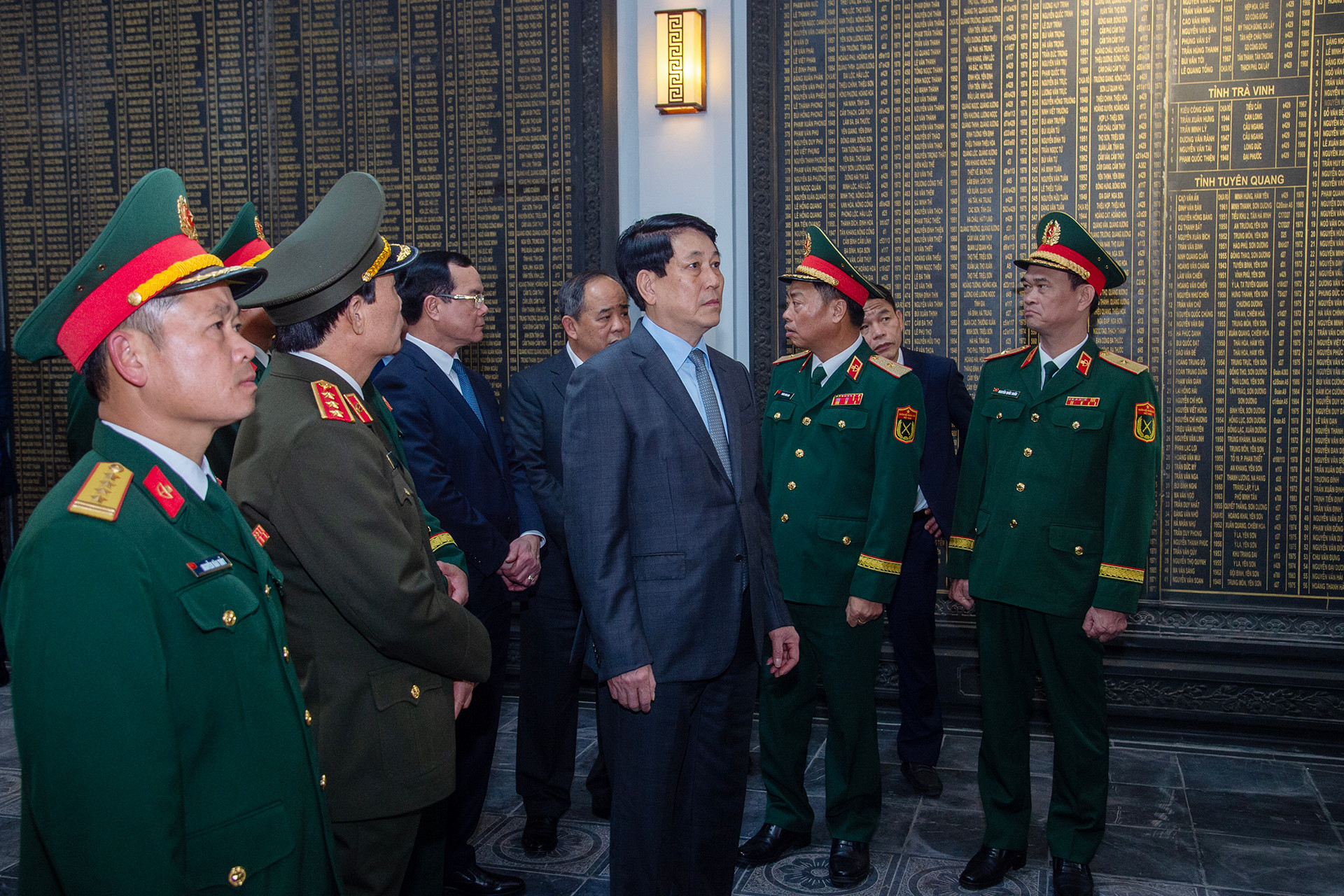 Chủ tịch nước Lương Cường và các đại biểu tại Nhà tưởng niệm các Anh hùng liệt sĩ Bộ đội Đặc công.