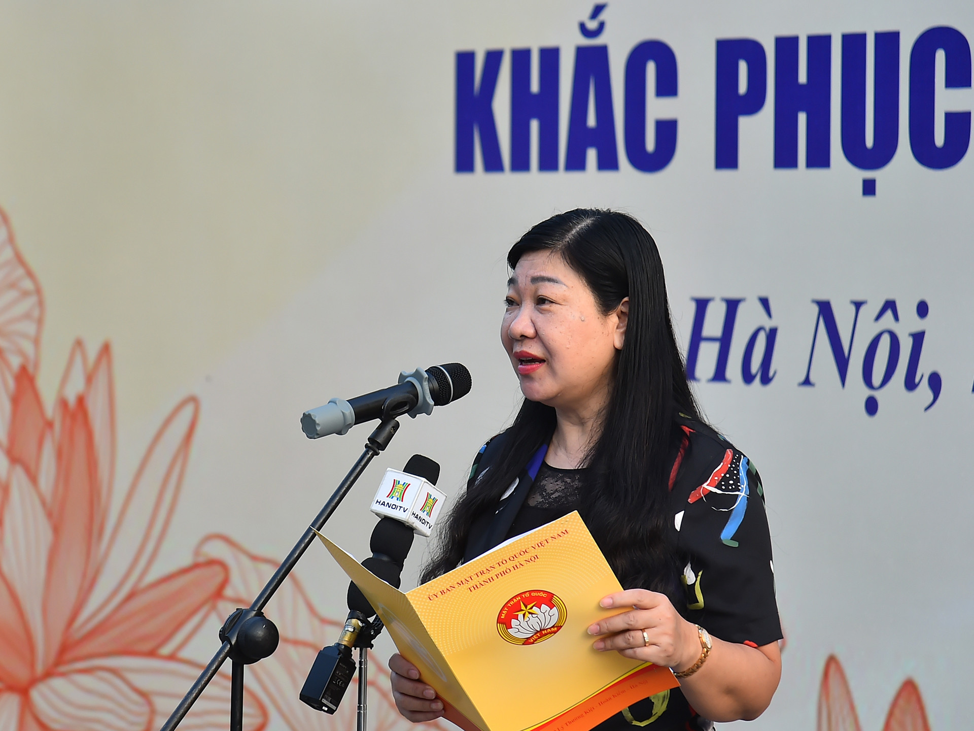 Chủ tịch Ủy ban Mặt trận Tổ quốc Việt Nam Việt Nam thành phố Hà Nội Nguyễn Lan Hương phát động phong trào tổng vệ sinh toàn thành phố tại buổi lễ.