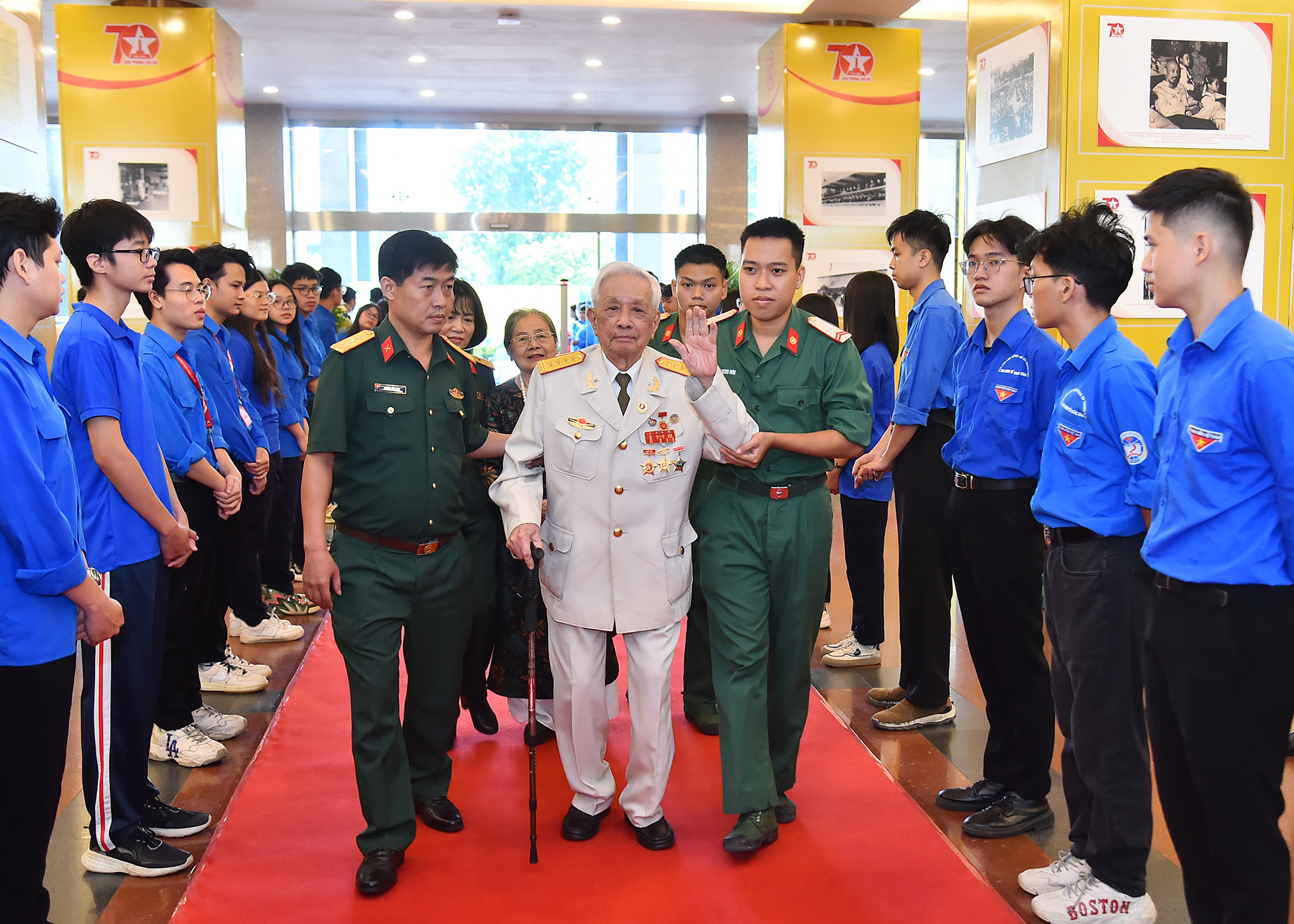 Chương trình có sự tham dự của hơn 280 đồng chí thay mặt cho hàng vạn cựu chiến binh, cựu Công an nhân dân, cựu thanh niên xung phong và các gia đình chính sách, người có công trực tiếp tham gia Giải phóng Thủ đô trong thời kỳ kháng chiến chống Pháp. Chương trình có sự tham dự của hơn 280 đồng chí thay mặt cho hàng vạn cựu chiến binh, cựu Công an nhân dân, cựu thanh niên xung phong và các gia đình chính sách, người có công trực tiếp tham gia Giải phóng Thủ đô trong thời kỳ kháng chiến chống Pháp.