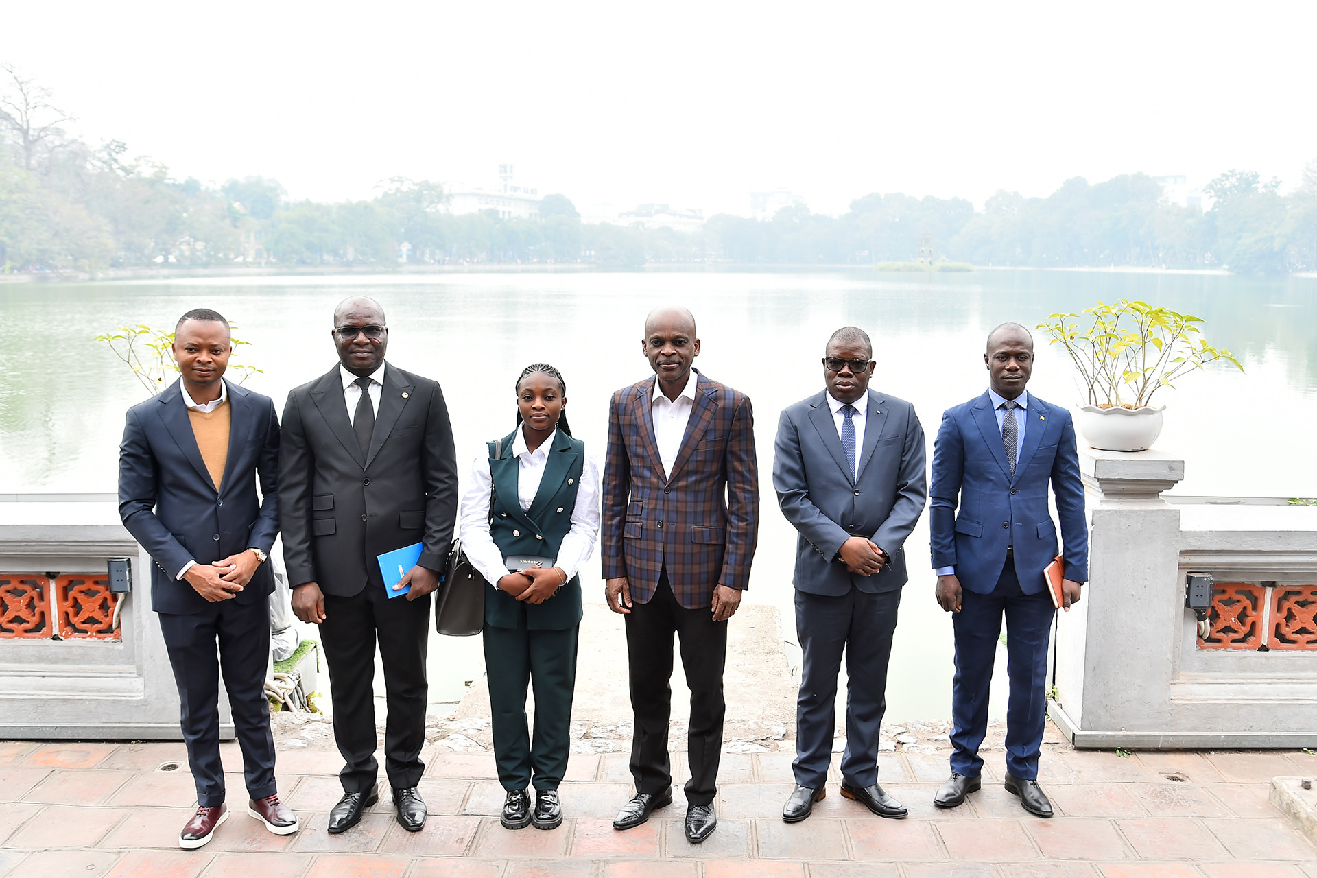 Bộ trưởng Ngoại giao Togo Robert Dussey cùng các thành viên trong đoàn tại Di tích Quốc gia đặc biệt đền Ngọc Sơn.