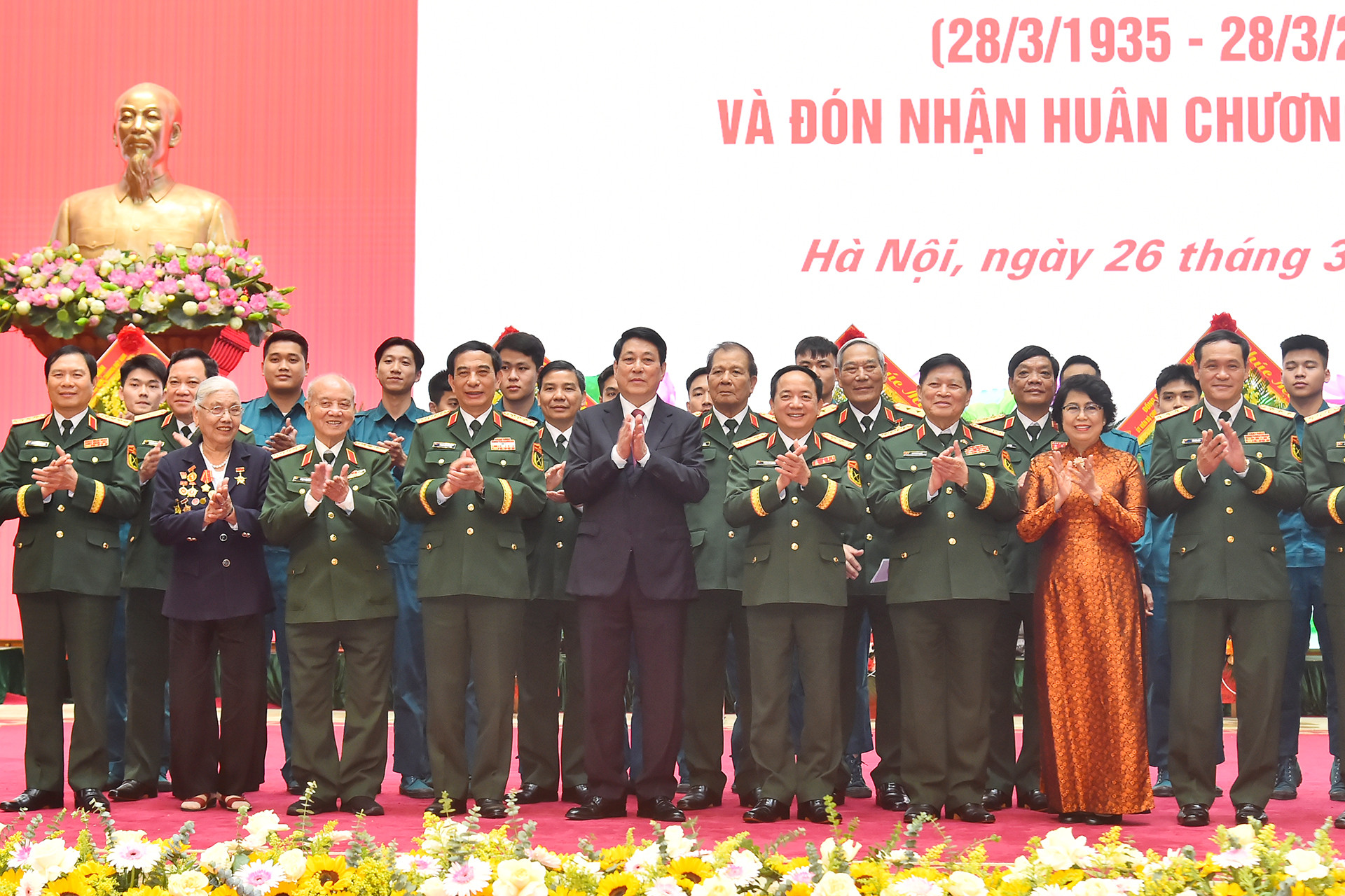 Chủ tịch nước Lương Cường với các đồng chí lãnh đạo, nguyên lãnh đạo Bộ Quốc phòng và đại biểu tại lễ kỷ niệm.
