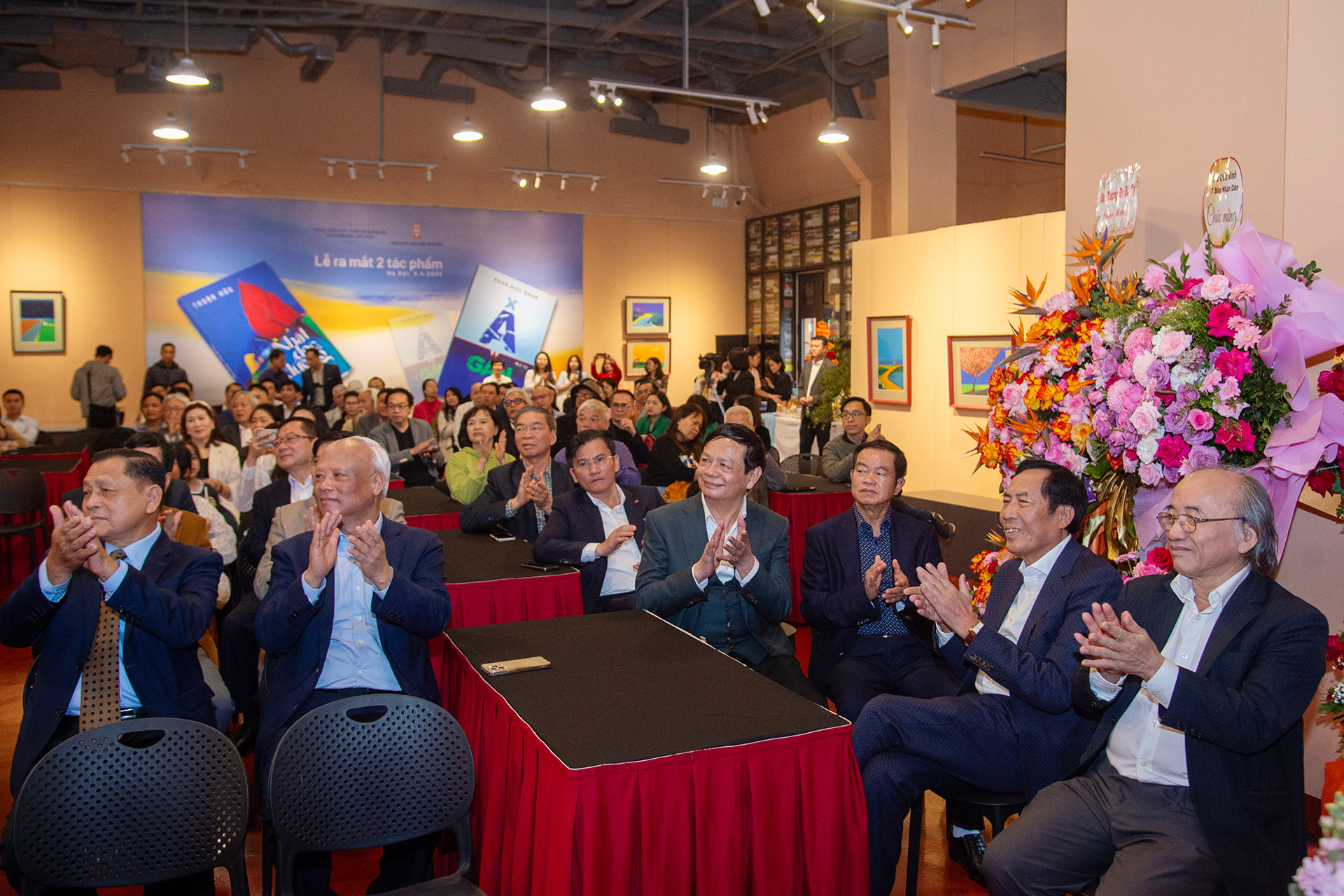 Lễ ra mắt tập thơ "Nhặt dọc đường" và tập bút ký "Xa và gần" được tổ chức trong không gian trang trọng, ấm áp của Phòng Nghệ thuật, Nhà xuất bản Hội Nhà văn.