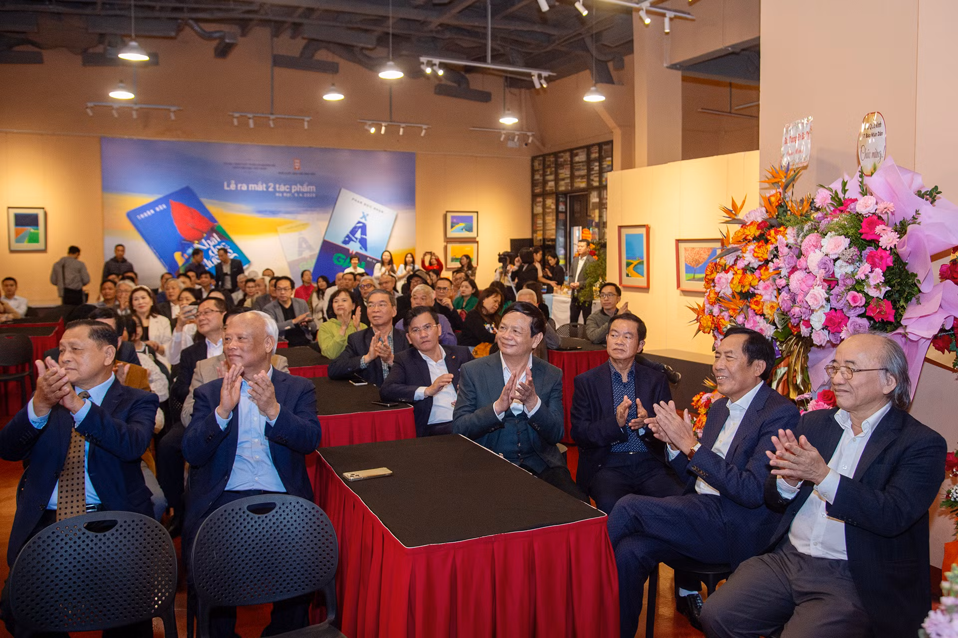 Lễ ra mắt tập thơ "Nhặt dọc đường" và tập bút ký "Xa và gần" được tổ chức trong không gian trang trọng, ấm áp của Phòng Nghệ thuật, Nhà xuất bản Hội Nhà văn.