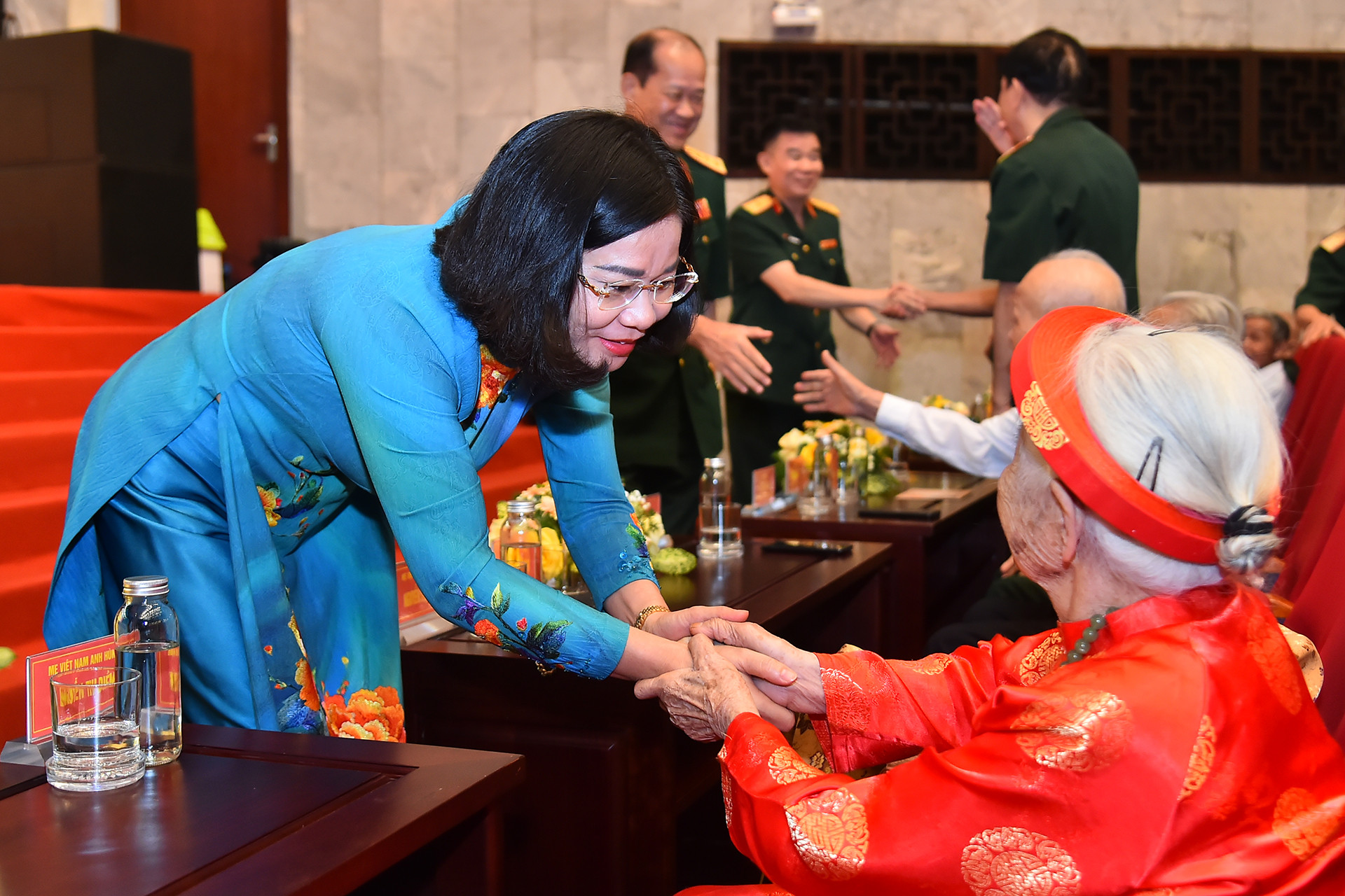 Phó Bí thư Thường trực Thành ủy Hà Nội Nguyễn Thị Tuyến với các Bà mẹ Việt Nam Anh hùng tại chương trình. Phó Bí thư Thường trực Thành ủy Hà Nội Nguyễn Thị Tuyến với các Bà mẹ Việt Nam Anh hùng tại chương trình.