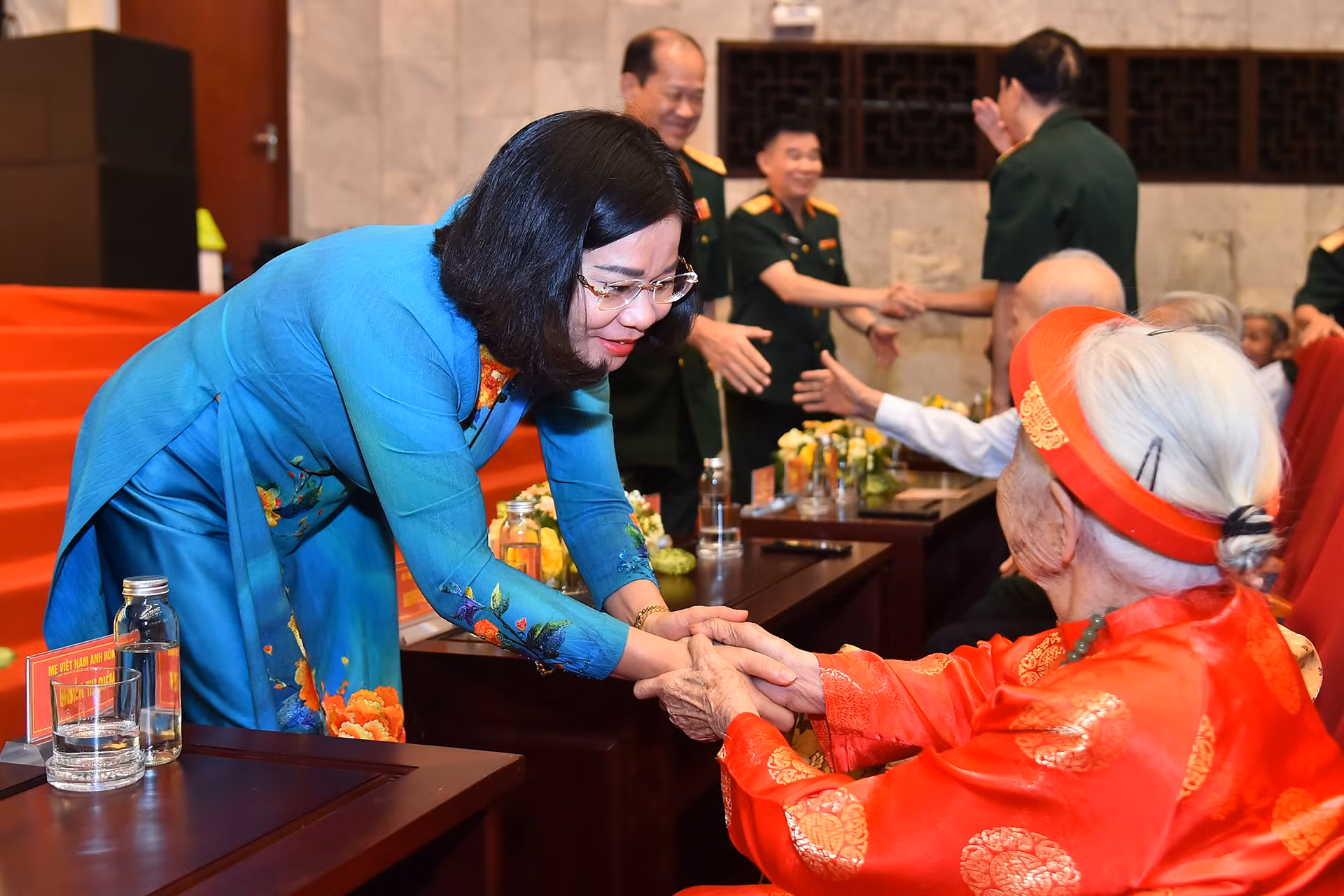 Phó Bí thư Thường trực Thành ủy Hà Nội Nguyễn Thị Tuyến với các Bà mẹ Việt Nam Anh hùng tại chương trình.