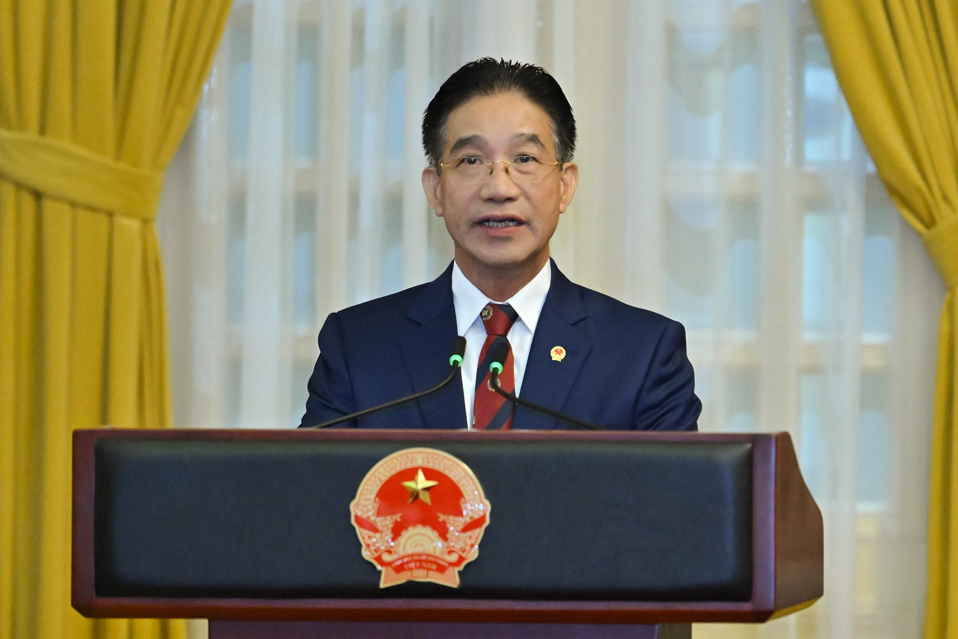 Phó Chủ nhiệm Văn phòng Chủ tịch nước Phạm Thanh Hà công bố quyết định của Chủ tịch nước bổ nhiệm chức vụ Phó Chủ nhiệm Văn phòng Chủ tịch nước đối với các đồng chí: Nguyễn Hoàng Anh, Cấn Đình Tài, Nguyễn Dũng Tiến.