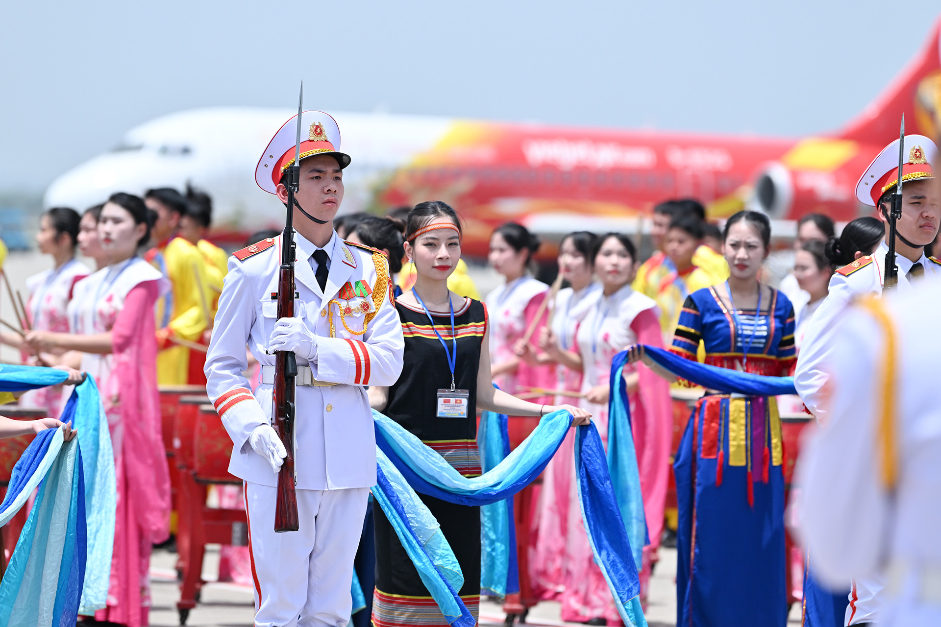 Chào đón Tổng Bí thư, Chủ tịch nước Tập Cận Bình và Đoàn đại biểu cấp cao Trung Quốc tại sân bay quốc tế Nội Bài có các tiết mục trống hội đặc sắc do các nghệ sĩ đoàn nghệ thuật trống hội biểu diễn cùng các tiết mục múa chào mừng của thiếu nữ trong trang phục đại diện cho các dân tộc Việt Nam.