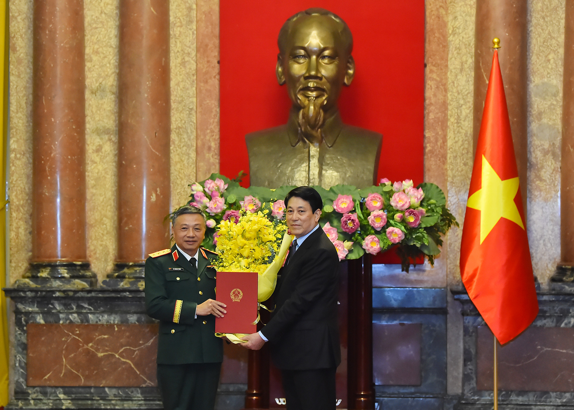 Chủ tịch nước Lương Cường trao Quyết định thăng quân hàm Thượng tướng đối với Phó Chủ nhiệm Tổng cục Chính trị Quân đội nhân dân Việt Nam Lê Quang Minh.