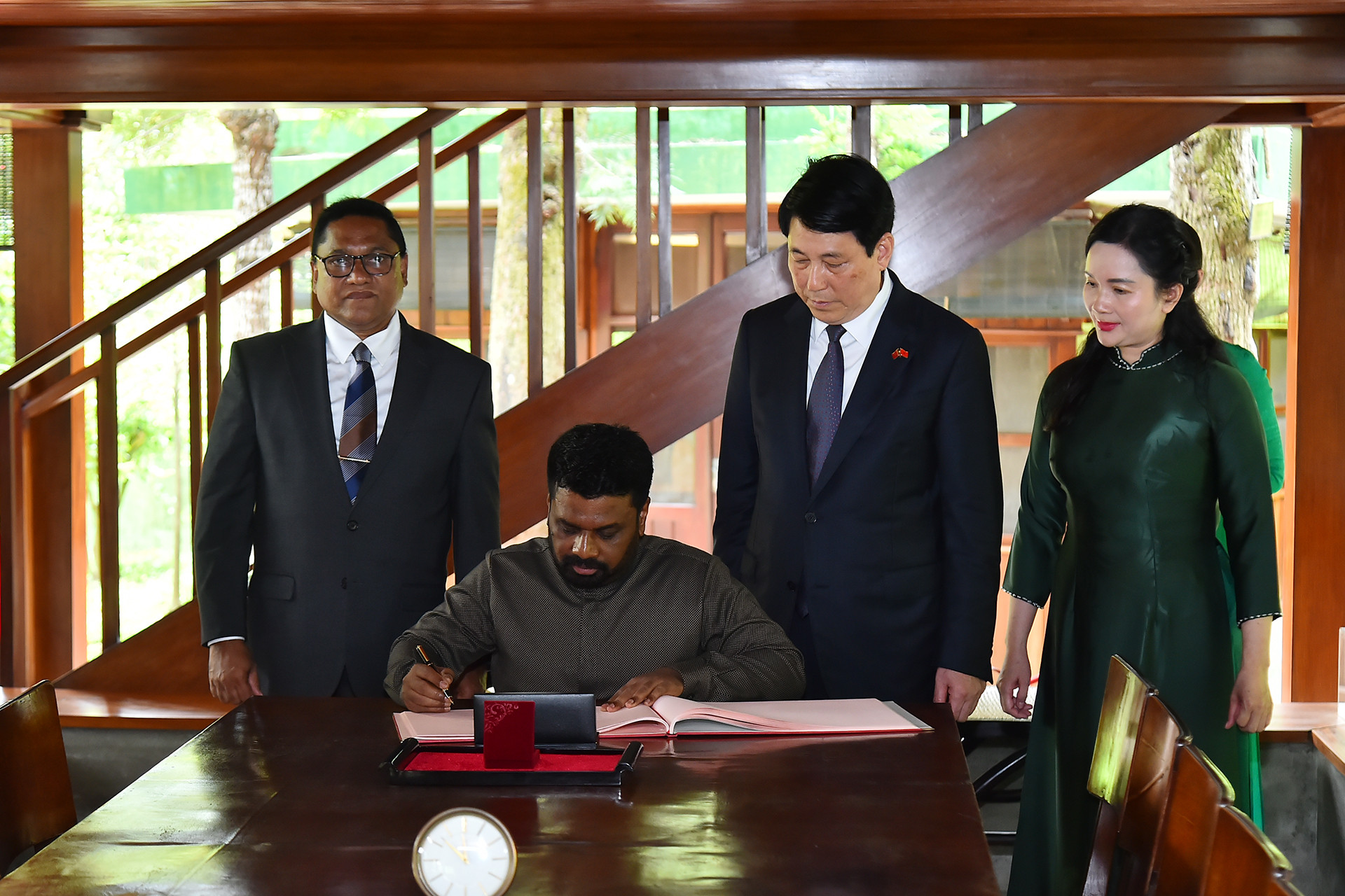 [Ảnh] Chủ tịch nước Lương Cường và Tổng thống Sri Lanka Anura Kumara Dissanayaka thăm Khu di tích Chủ tịch Hồ Chí Minh ảnh 6