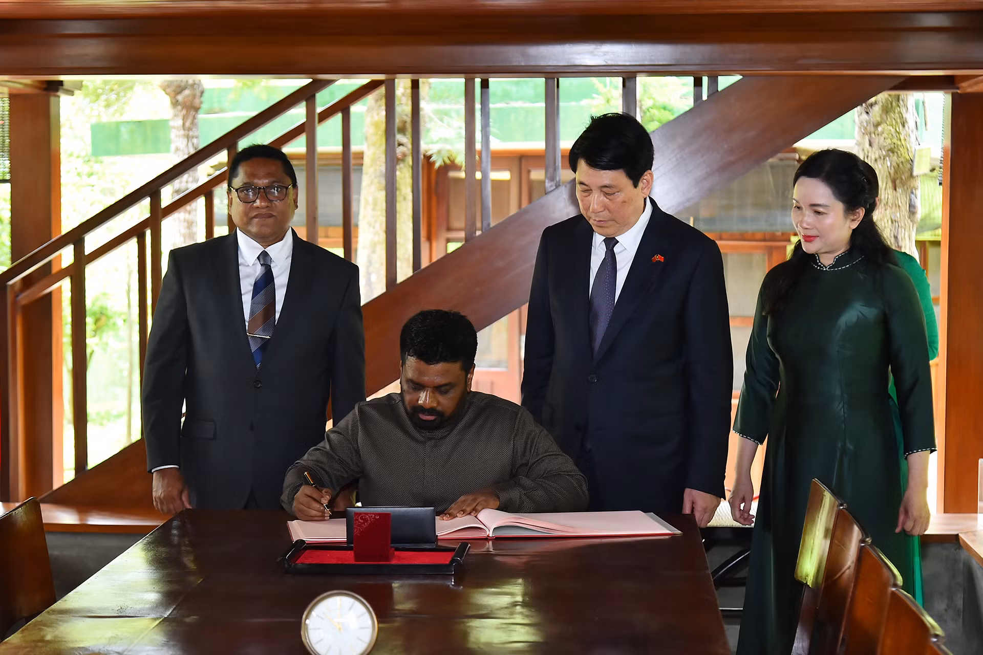 [Ảnh] Chủ tịch nước Lương Cường và Tổng thống Sri Lanka Anura Kumara Dissanayaka thăm Khu di tích Chủ tịch Hồ Chí Minh ảnh 6