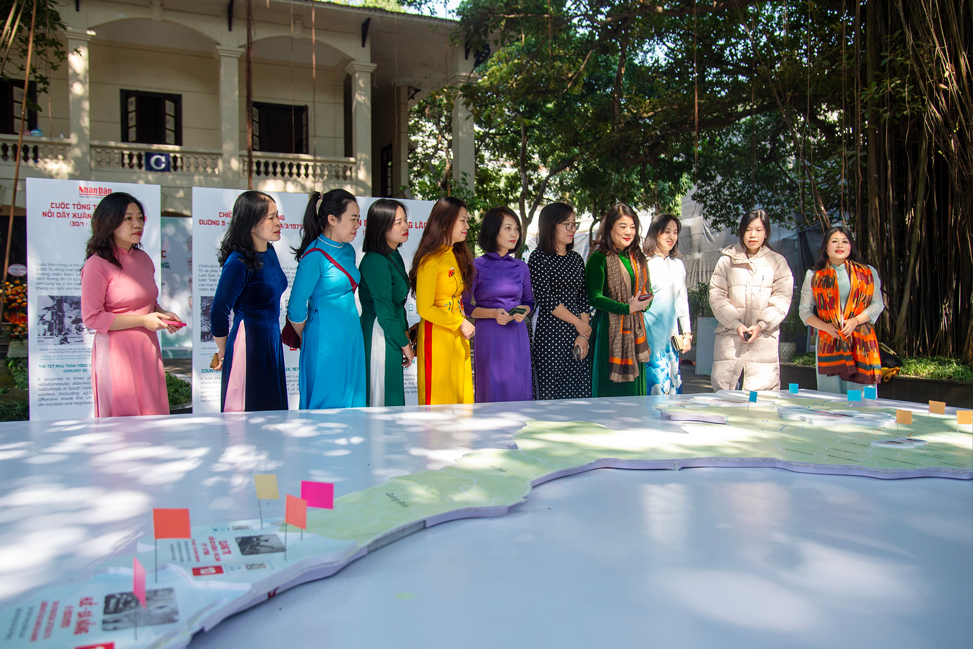 Giáo viên Trường Mầm non Lý Thường Kiệt (quận Hoàn Kiếm) tham quan triển lãm.