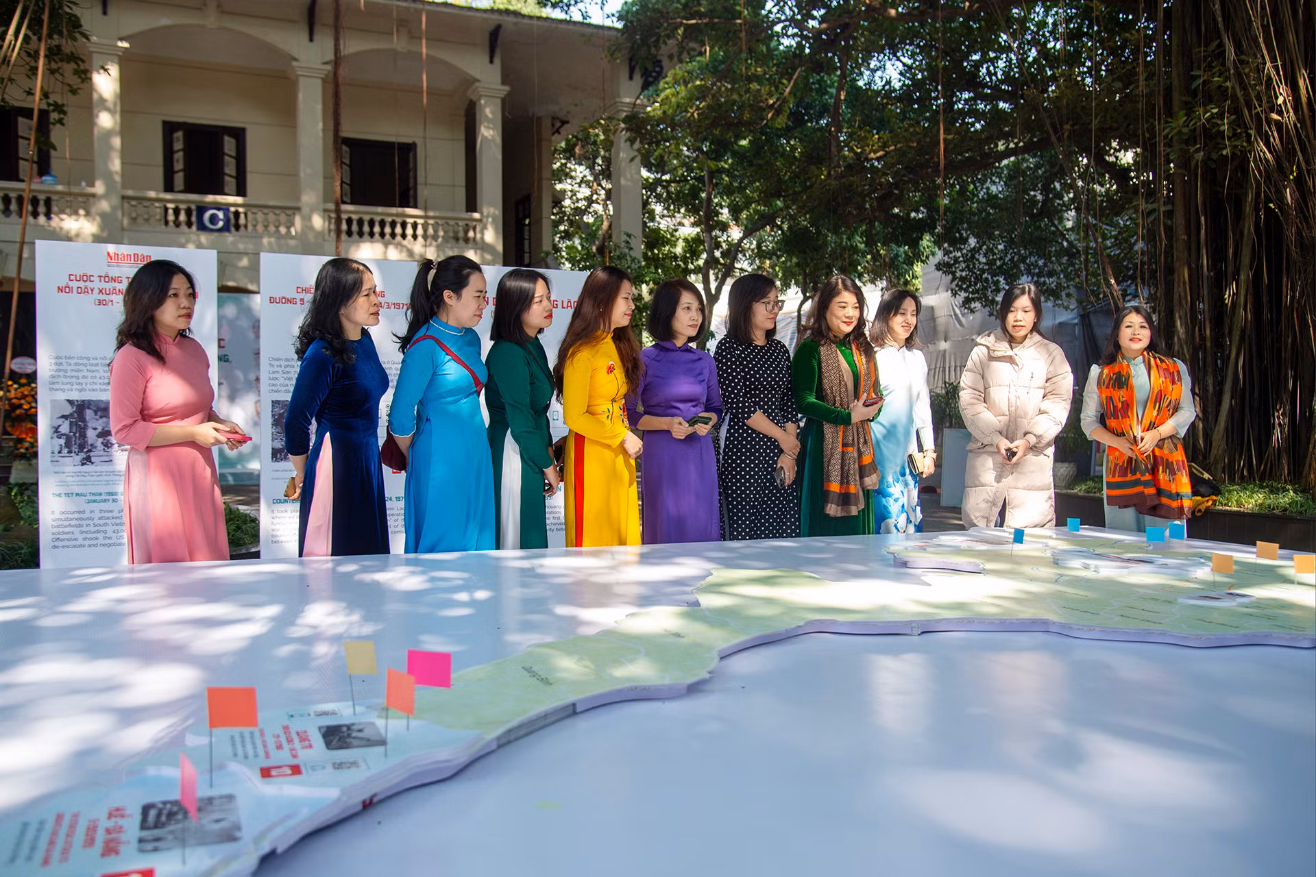 Giáo viên Trường Mầm non Lý Thường Kiệt (quận Hoàn Kiếm) tham quan triển lãm.