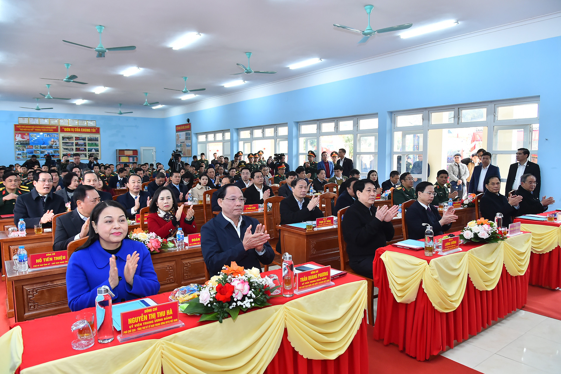 Trước đó, Chủ tịch nước Lương Cường cùng đoàn công tác tới thăm chúc Tết và tặng quà cán bộ chiến sĩ tại Tiểu đoàn 1, Trung đoàn 123, Bộ Chỉ huy Quân sự tỉnh Lạng Sơn. (Ảnh: Thủy Nguyên)