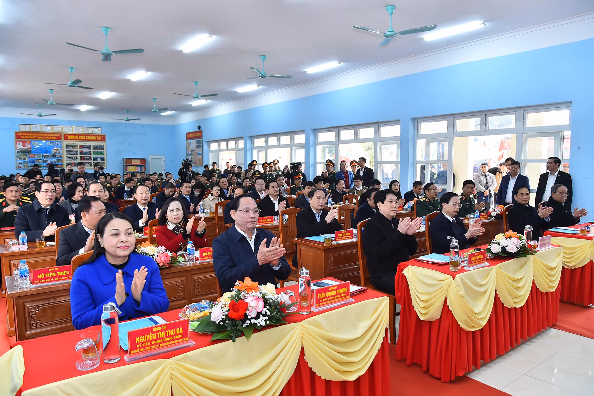 Trước đó, Chủ tịch nước Lương Cường cùng đoàn công tác tới thăm chúc Tết và tặng quà cán bộ chiến sĩ tại Tiểu đoàn 1, Trung đoàn 123, Bộ Chỉ huy Quân sự tỉnh Lạng Sơn. (Ảnh: Thủy Nguyên)