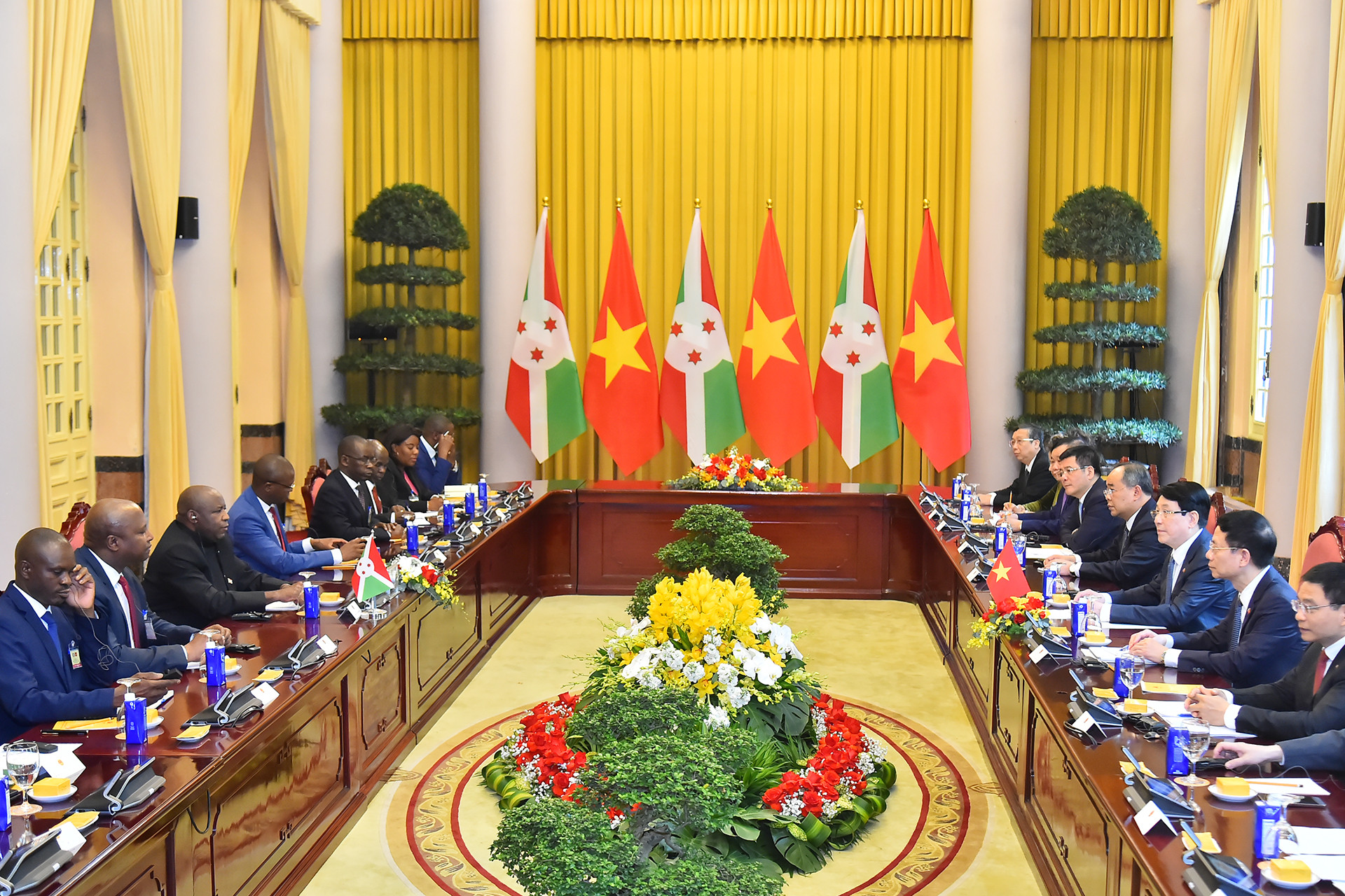 Chủ tịch nước Lương Cường hội đàm với Tổng thống Burundi Évariste Ndayishimiye.