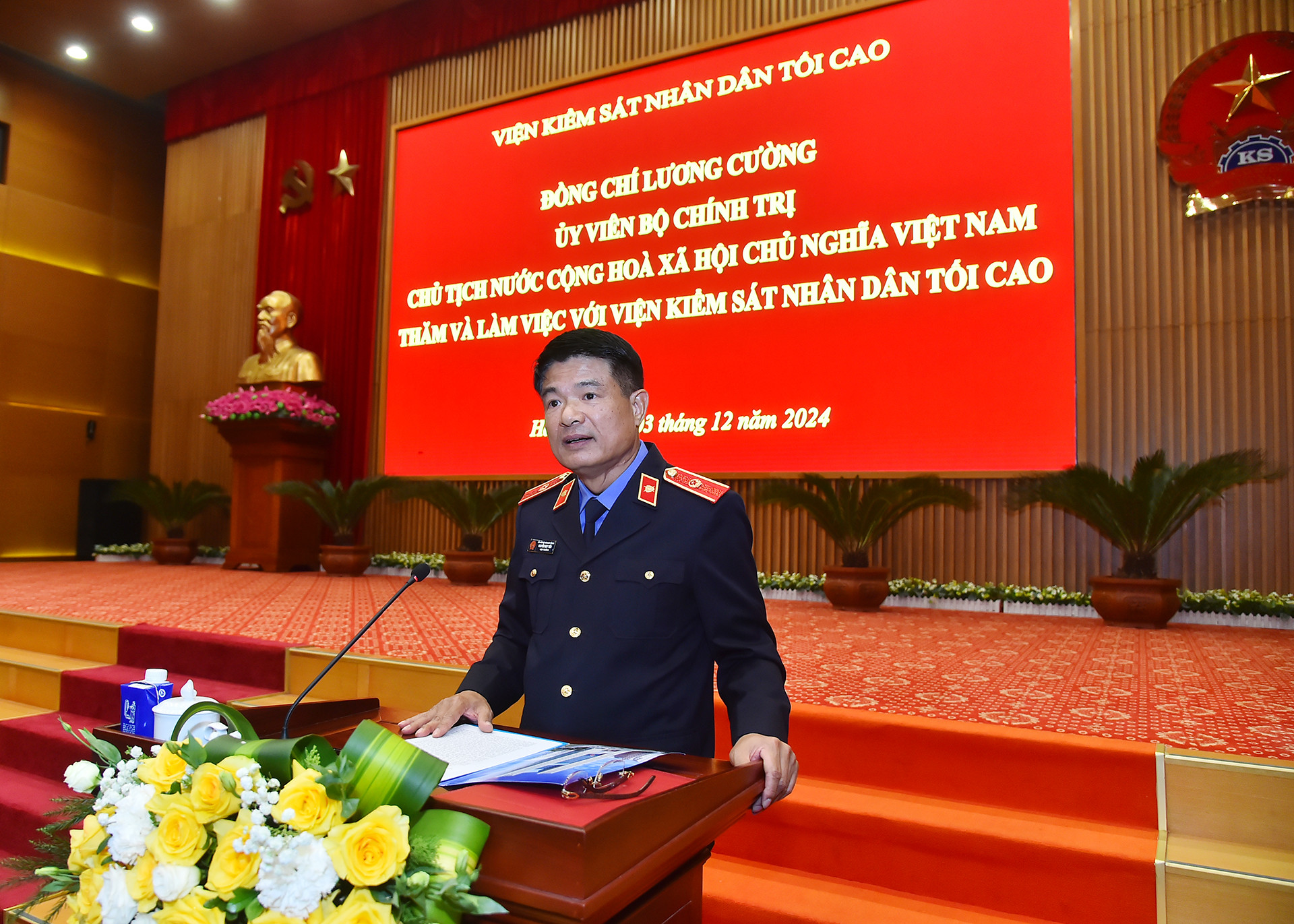 Viện trưởng Viện Kiểm sát nhân dân tối cao Nguyễn Huy Tiến trình bày báo cáo.