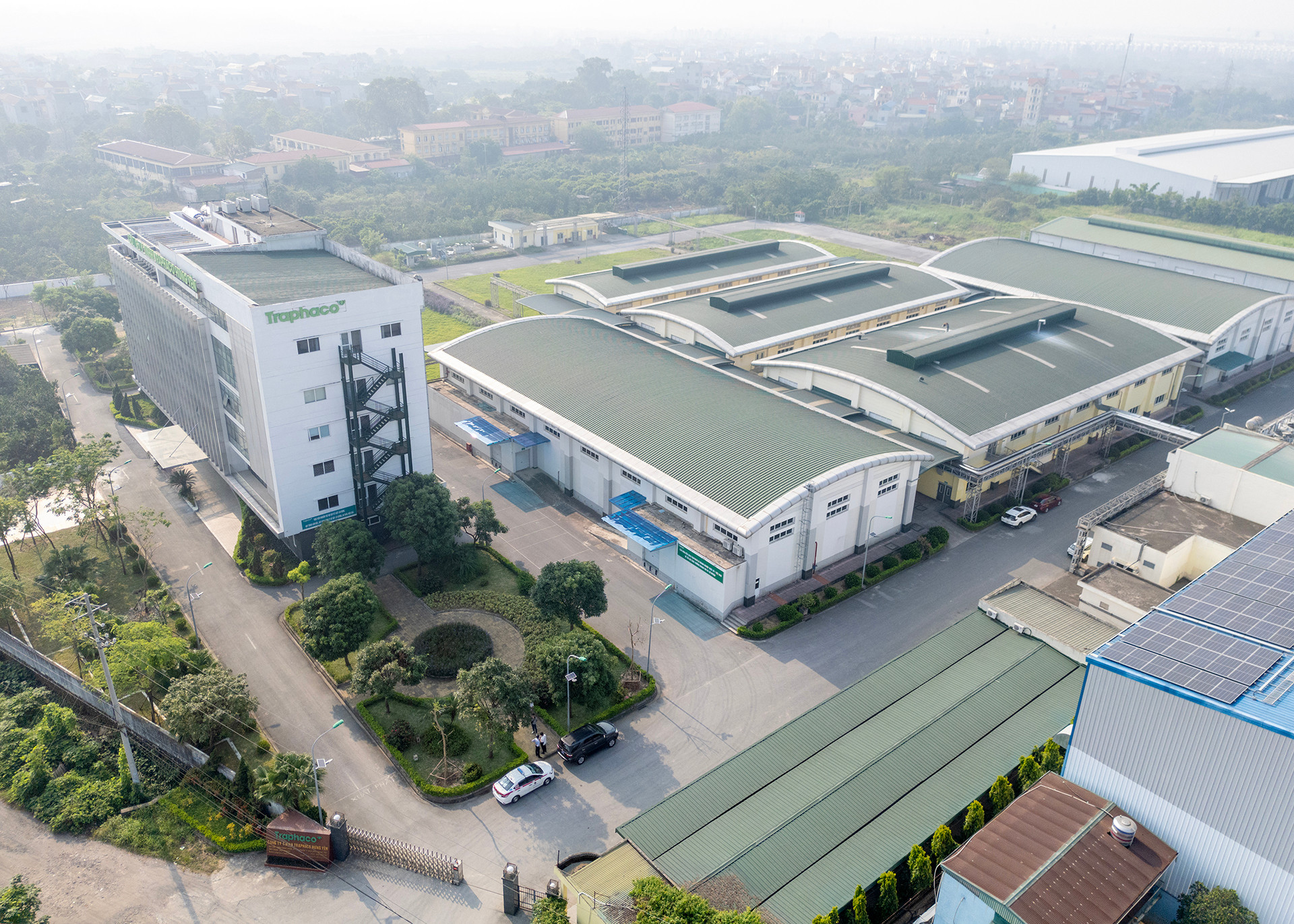 Từ những bước đầu tiên cách đây hơn 50 năm khi chọn hướng đi riêng là đông dược nhưng với sứ mệnh của công ty hàng đầu, những người đang chèo lái Traphaco không dừng lại, bắt đầu hành trình dịch chuyển, song hành đông dược - tân dược chất lượng cao.