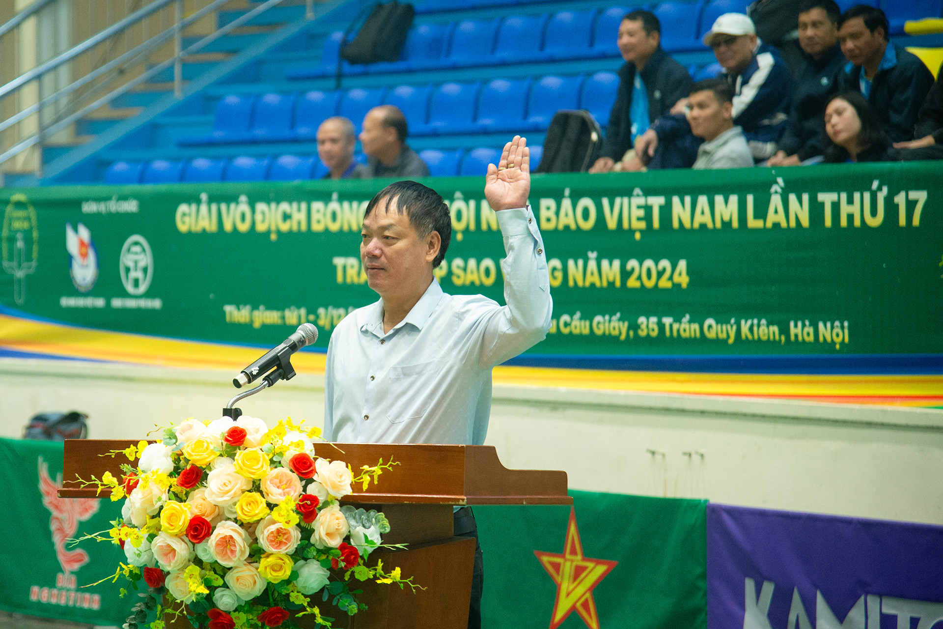 Đại diện các trọng tài làm nhiệm vụ tại giải, thực hiện nghi thức tuyên thệ.