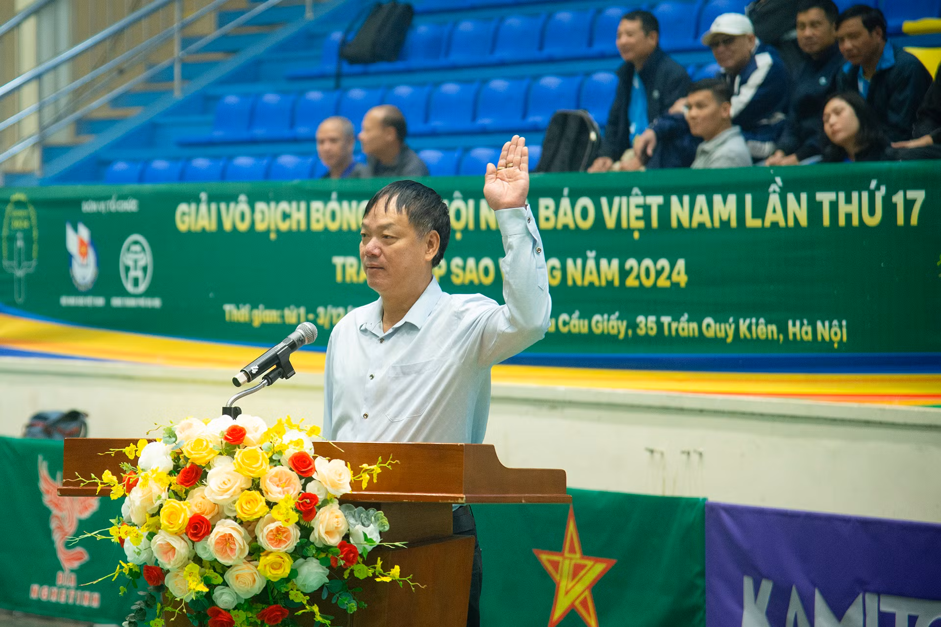 Đại diện các trọng tài làm nhiệm vụ tại giải, thực hiện nghi thức tuyên thệ.