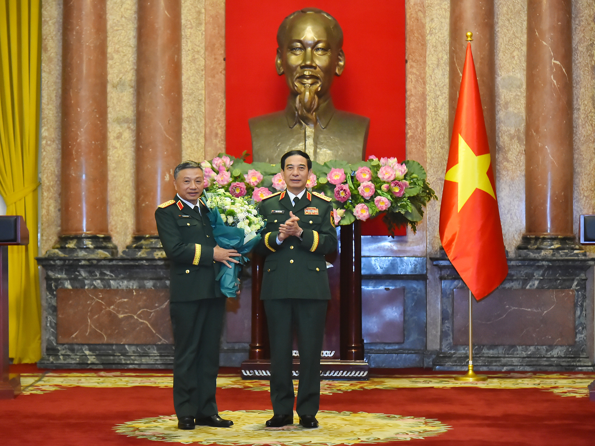 Bộ trưởng Quốc phòng Phan Văn Giang tặng hoa chúc mừng Thượng tướng Lê Quang Minh, Phó Chủ nhiệm Tổng cục Chính trị Quân đội nhân dân Việt Nam.