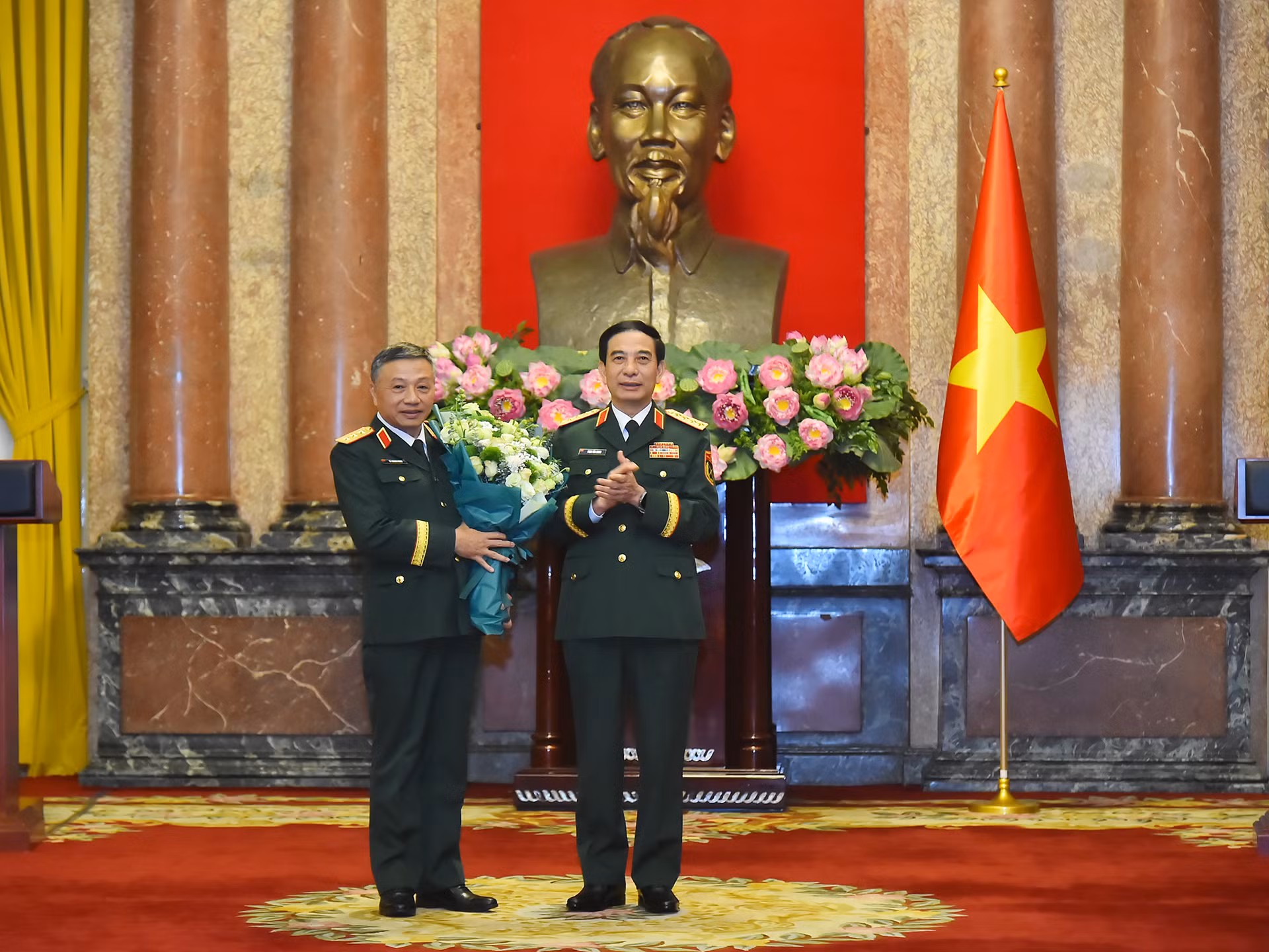 Bộ trưởng Quốc phòng Phan Văn Giang tặng hoa chúc mừng Thượng tướng Lê Quang Minh, Phó Chủ nhiệm Tổng cục Chính trị Quân đội nhân dân Việt Nam.