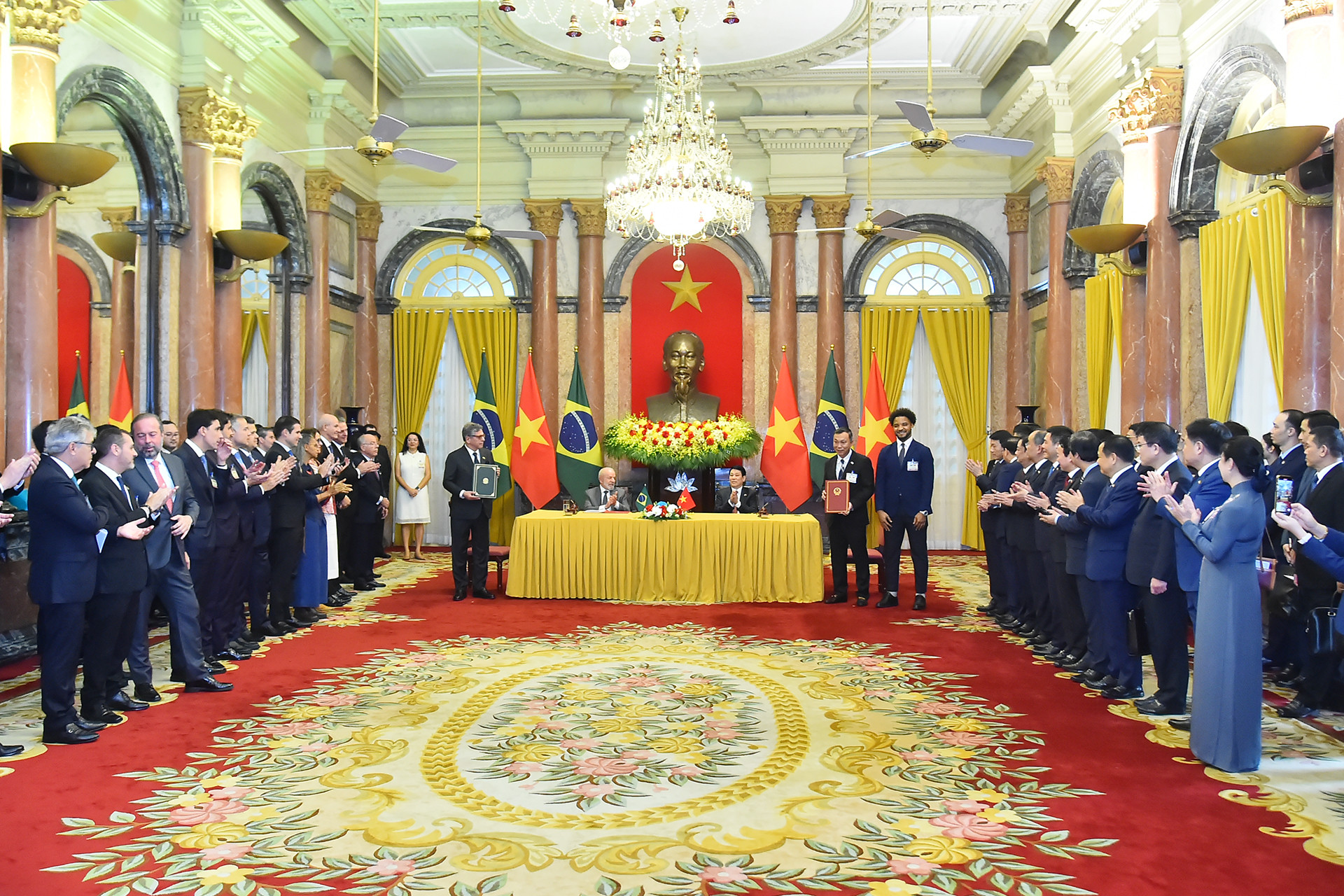 Chủ tịch nước Lương Cường và Tổng thống Brazil Luiz Inácio Lula da Silva chứng kiến lễ trao Bản ghi nhớ giữa Liên đoàn Bóng đá Việt Nam và Liên đoàn Bóng đá Brazil.