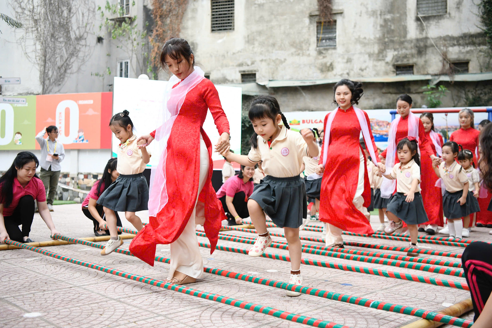 Cô và trò Trường mầm non chất lượng cao Việt-Bun giới thiệu điệu múa sạp truyền thống với Phu nhân Chủ tịch nước Nguyễn Thị Minh Nguyệt và Phu nhân Tổng thống Bulgaria Desislava Radeva.