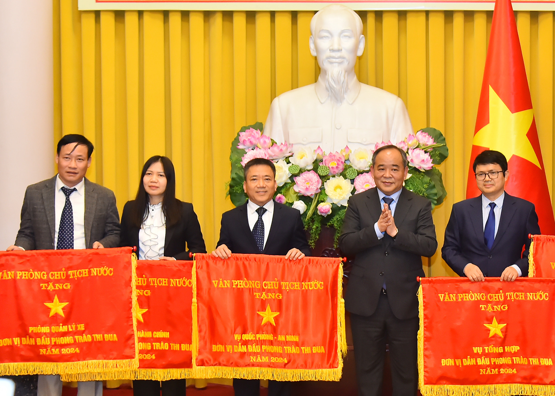 Chủ nhiệm Văn phòng Chủ tịch nước Lê Khánh Hải tặng cờ thi của Văn phòng Chủ tịch nước tặng các tập thể.