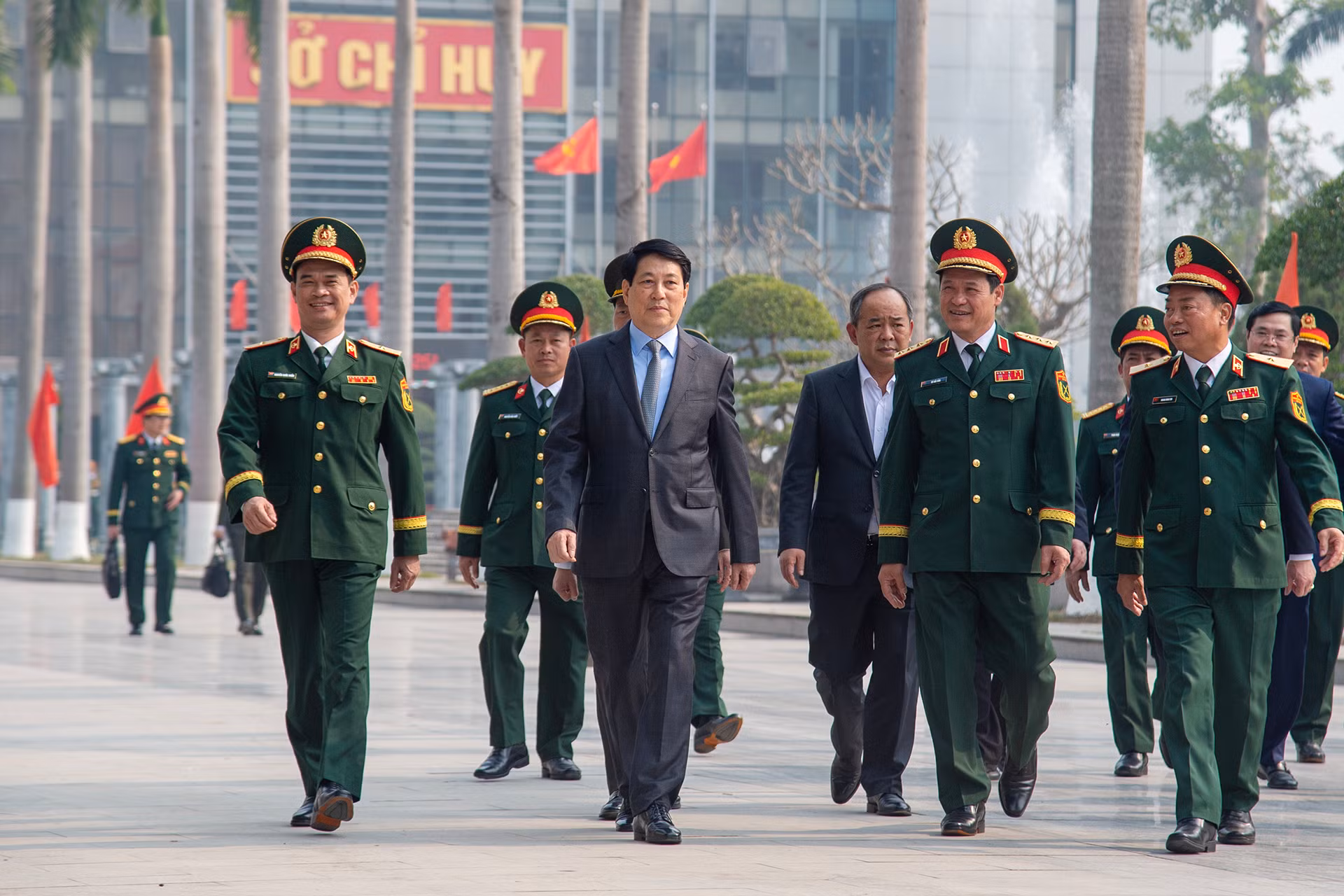 Chủ tịch nước Lương Cường với các đại biểu tại Binh chủng Đặc công. Chủ tịch nước Lương Cường với các đại biểu tại Binh chủng Đặc công.