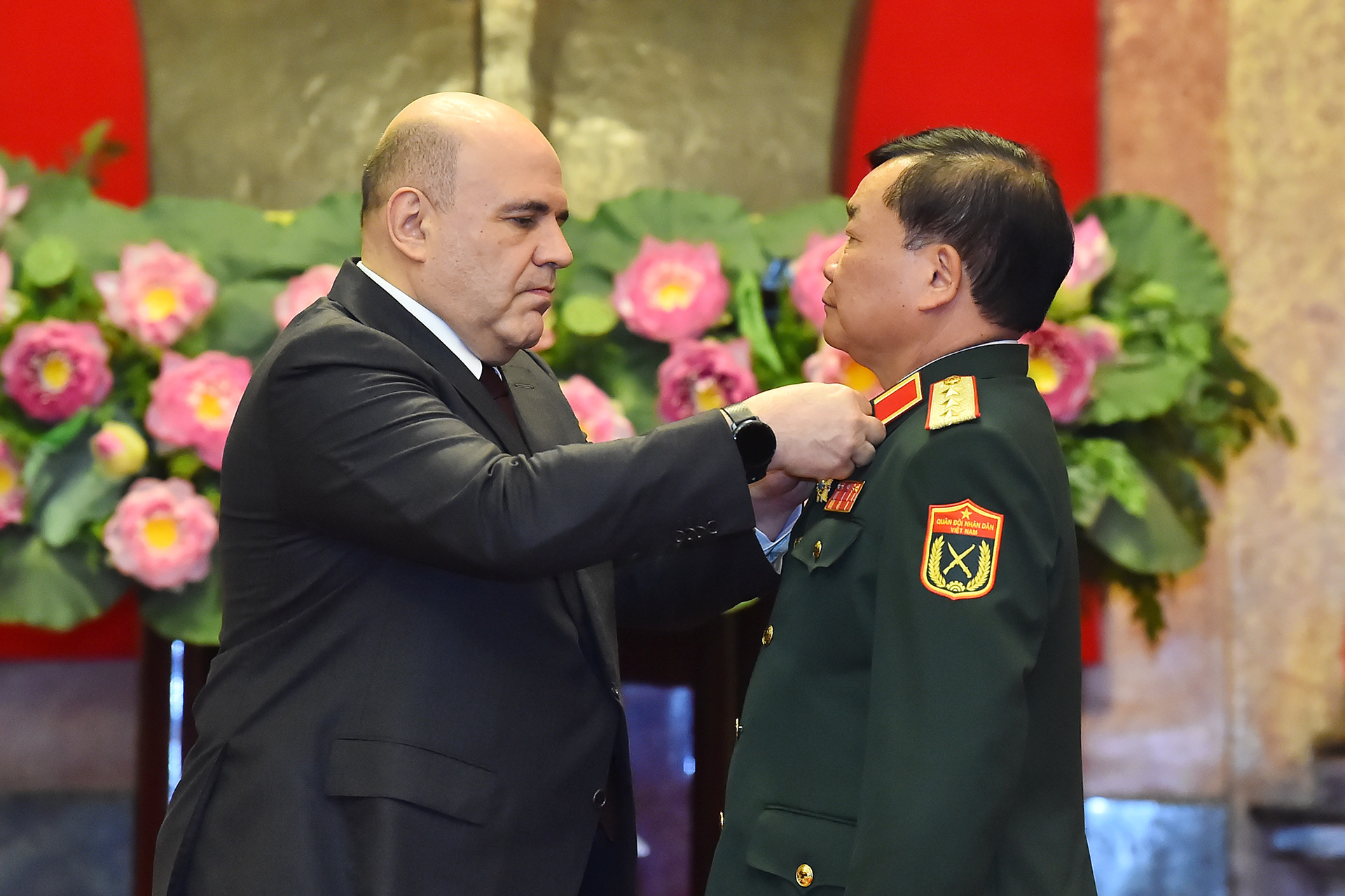 Thủ tướng Nga Mikhail Vladimirovich Mishustin trao Huân chương Hữu nghị của Nhà nước Liên bang Nga tặng Thượng tướng Hoàng Xuân Chiến, Ủy viên Trung ương Đảng, Thứ trưởng Quốc phòng.