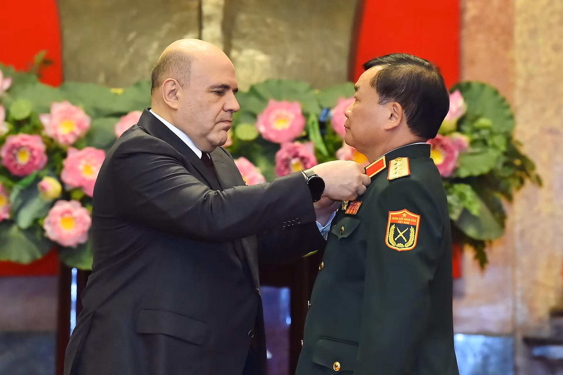 Thủ tướng Nga Mikhail Vladimirovich Mishustin trao Huân chương Hữu nghị của Nhà nước Liên bang Nga tặng Thượng tướng Hoàng Xuân Chiến, Ủy viên Trung ương Đảng, Thứ trưởng Quốc phòng.