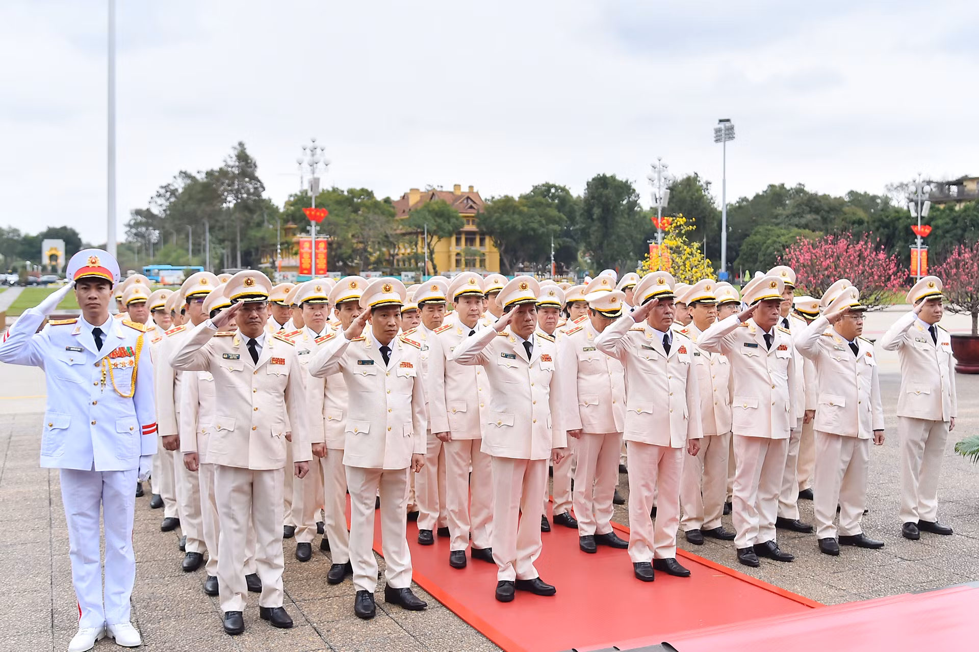 Đoàn đại biểu Đảng ủy Công an Trung ương-Bộ Công an thành kính tưởng nhớ Chủ tịch Hồ Chí Minh.